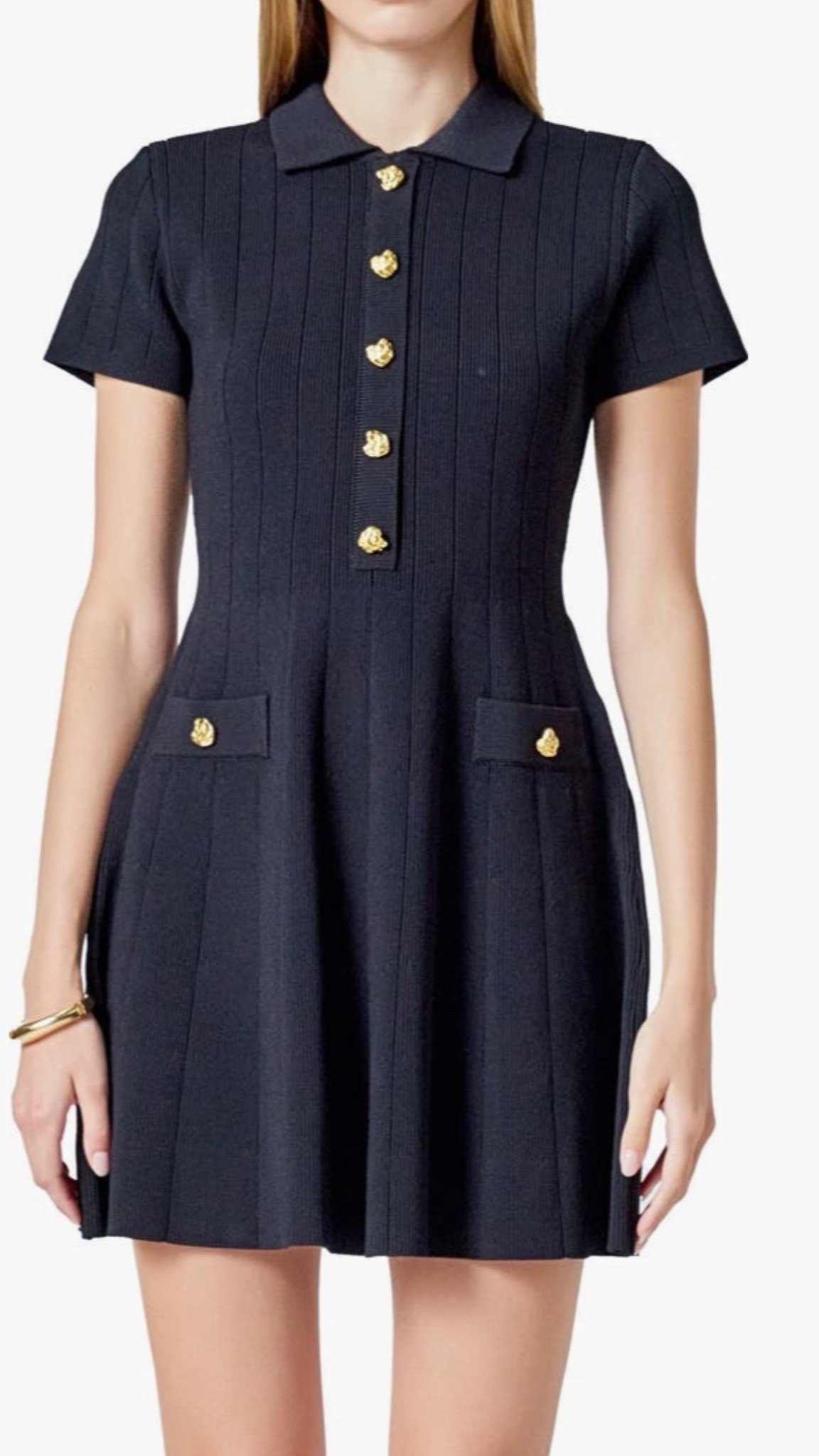 Love the details of this dress 