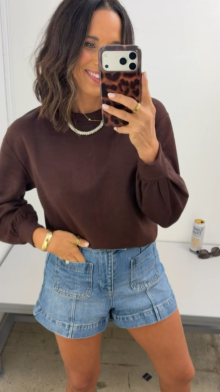 Walmart is seriously winning with the chocolate brown this season 🤎 this sweatshirt is such an easy everyday look!

@Walmart 

#WalmartFinds #WalmartFashion #WalmartStyle #AffordableFashion #WalmartClothes #LTKCreator