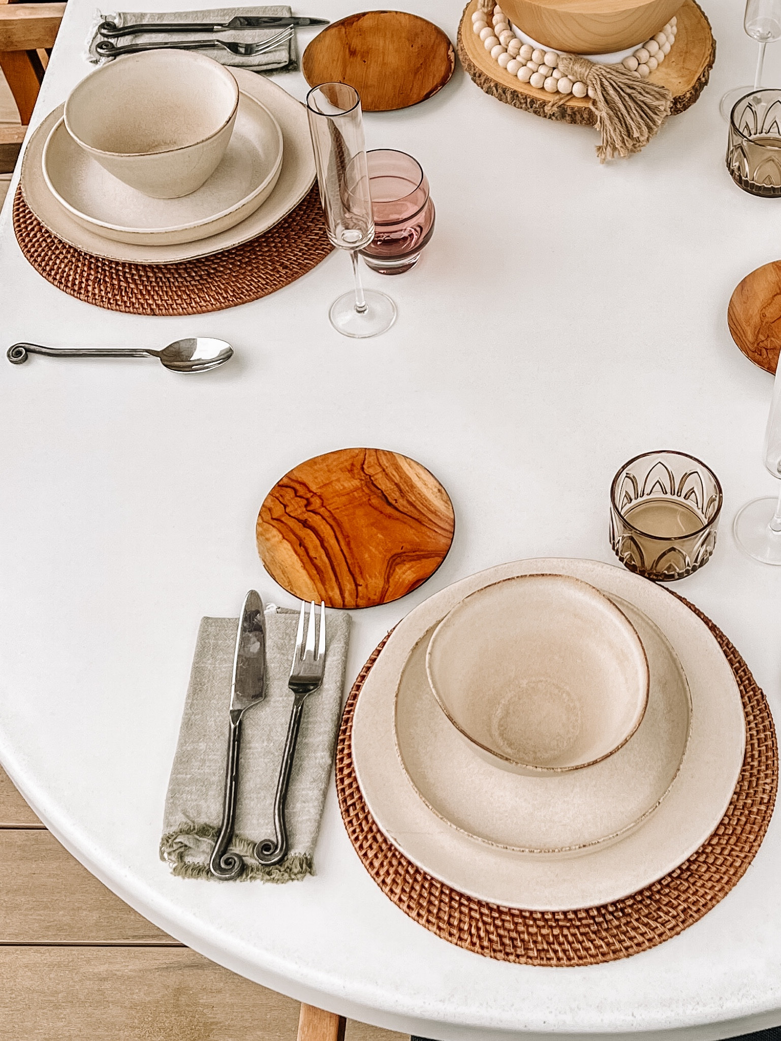 Soaking up these delicious boho place settings. For the full look check out @krystalkaras_