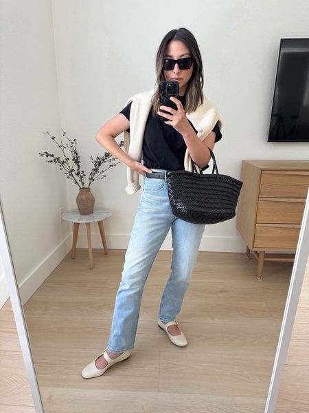 Everlane cheeky straight jeans with stretch. This color is great! Not too high of a rise. Petite-friendly length. 

Everlane tee medium. Size up 2 sizes. 
Everlane sweater xs
Everlane jeans 25
Sam Edelman flats 5
Dragon Diffusion tote small
YSL sunglasses 