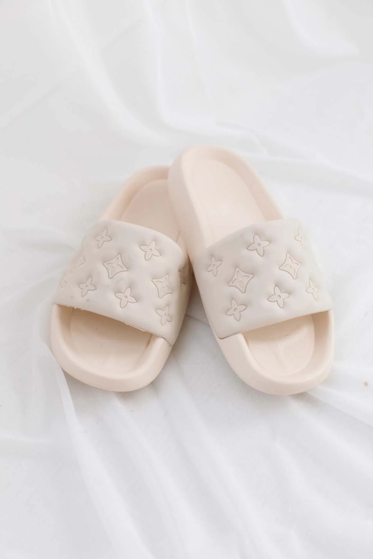 Cloud Nude Slides | The Post