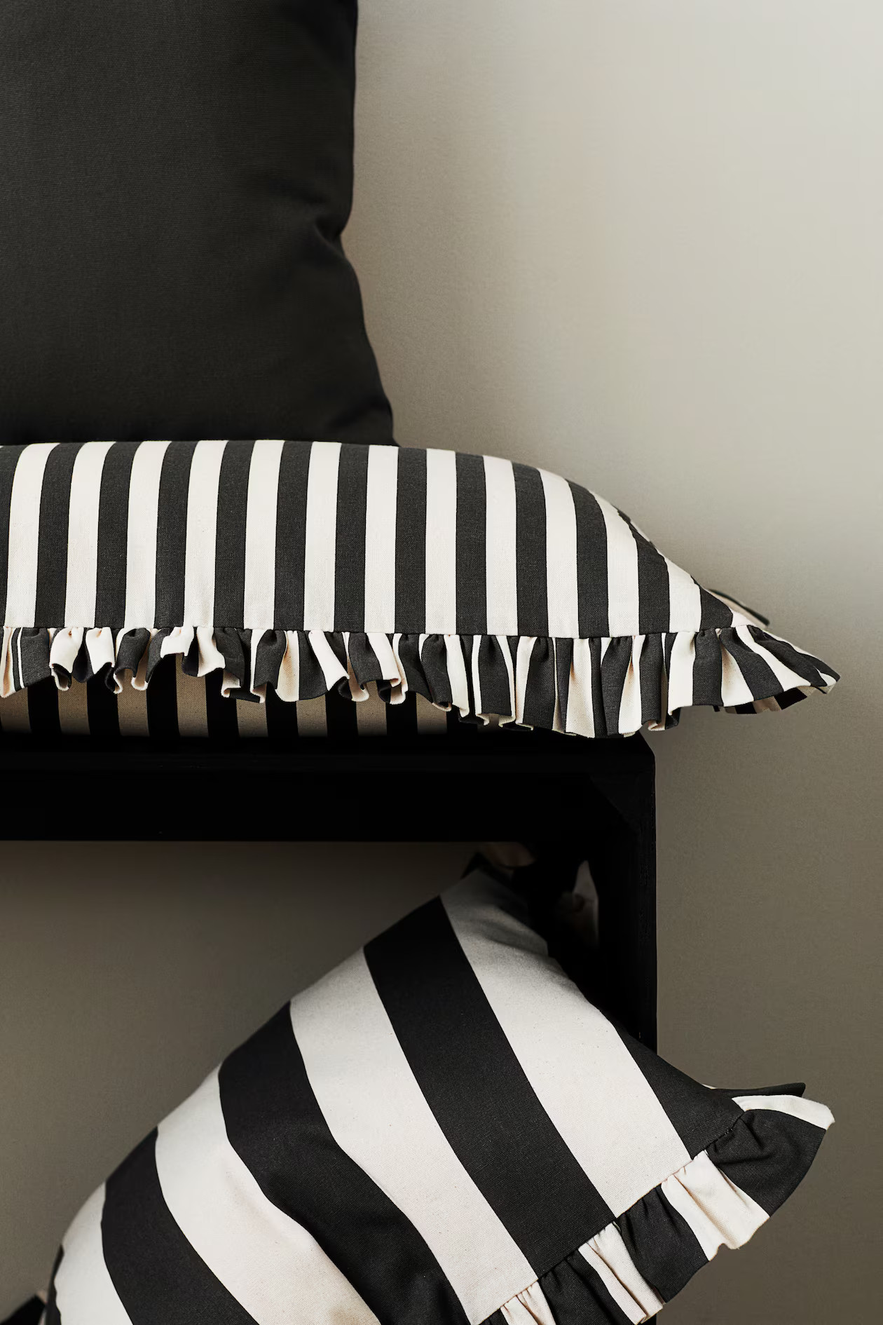 Ruffle-Trimmed Cotton Cushion Cover | H&M (US + CA)
