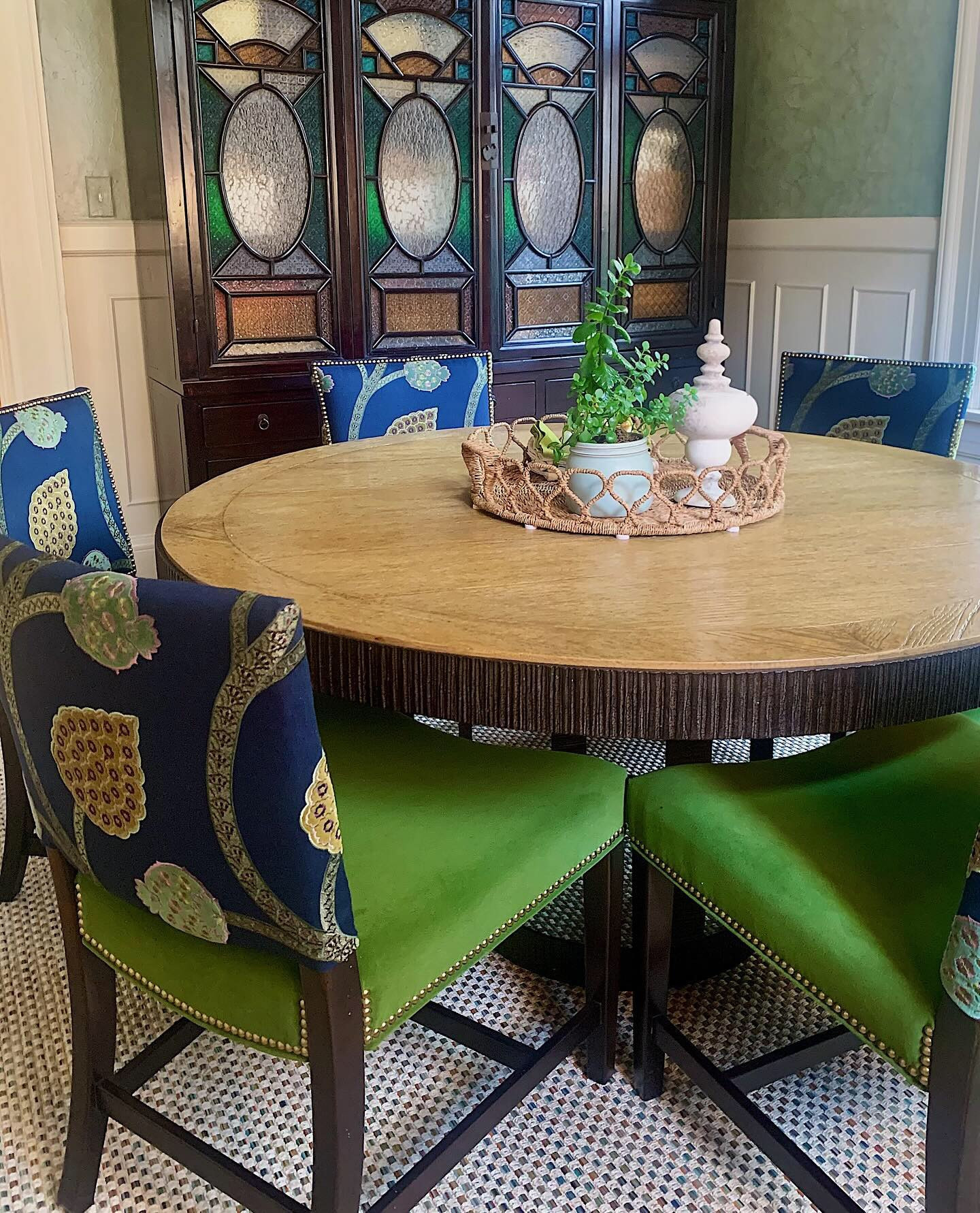 Explore the enchanting charm of this whimsical traditional style dining room 💚💚💚 

•
•
•

#interiordesign #diningroom #interiordesigner #leointeriors #instagood #interiores #like #modernarchitecture #homedesign #interiorstyling #tradtionalstyle #design