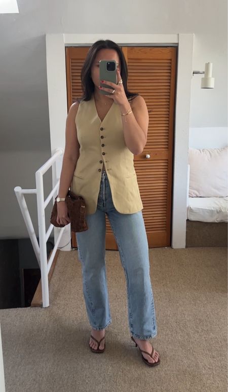 Vest: size small
Jeans: size 4
Shoes: Zara
Bag: nunoo