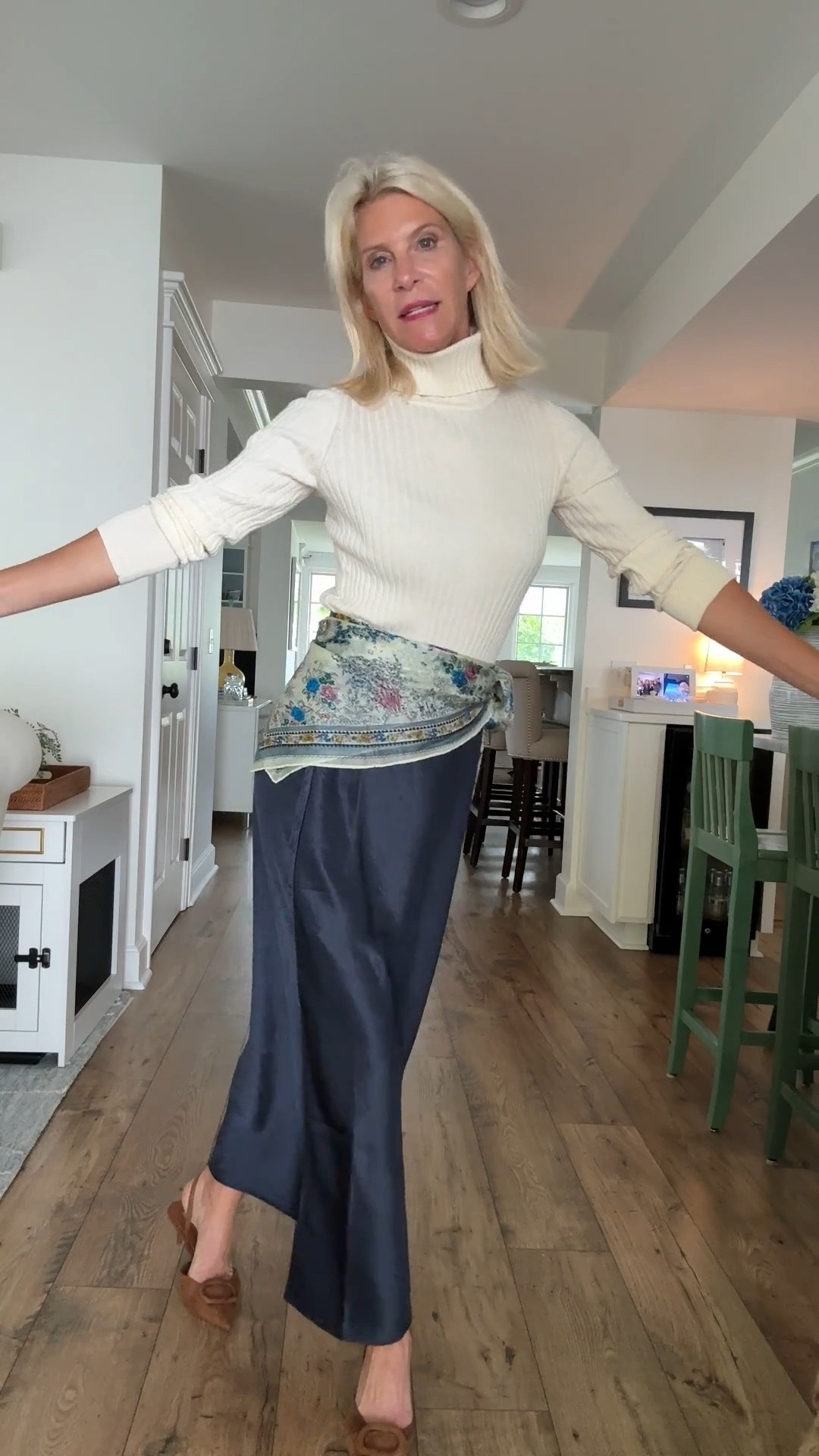 Okay, confession: I used to wear my scarves like this all the time in the 80s. 🤭 When I saw it styled at LTK Con, I had to try it again—and now I’m obsessed.

#LTKStyleTip