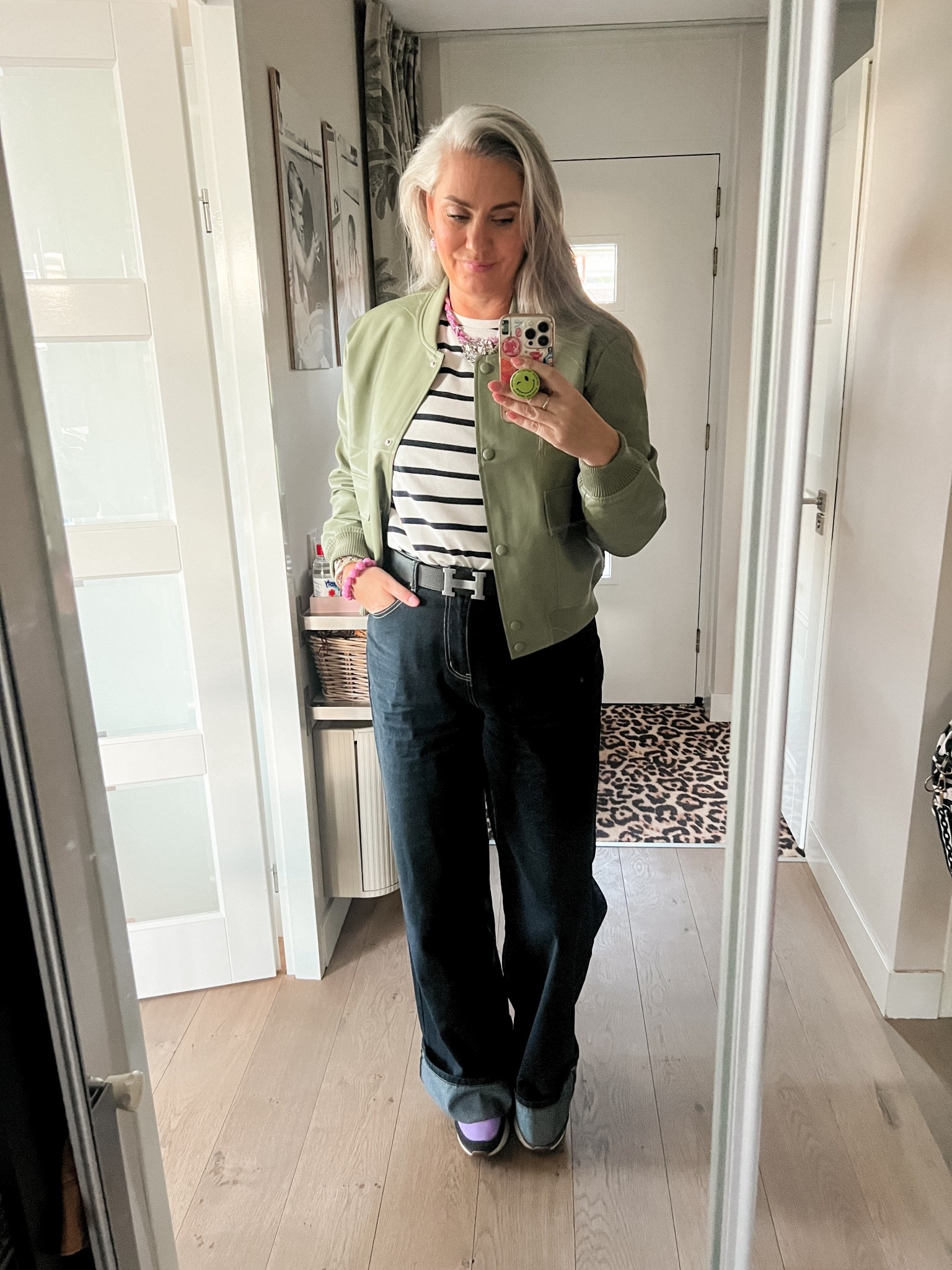 OOTD - Maandag. Groen, cropped, imitatie leren bomber jack (L), gestreepte long sleeve, bandana ketting (Shoeby), ongebleekte wide leg jeans met grote omslag en paarse Puma sneakers. 



#LTKTall #LTKootd #LTKOver40