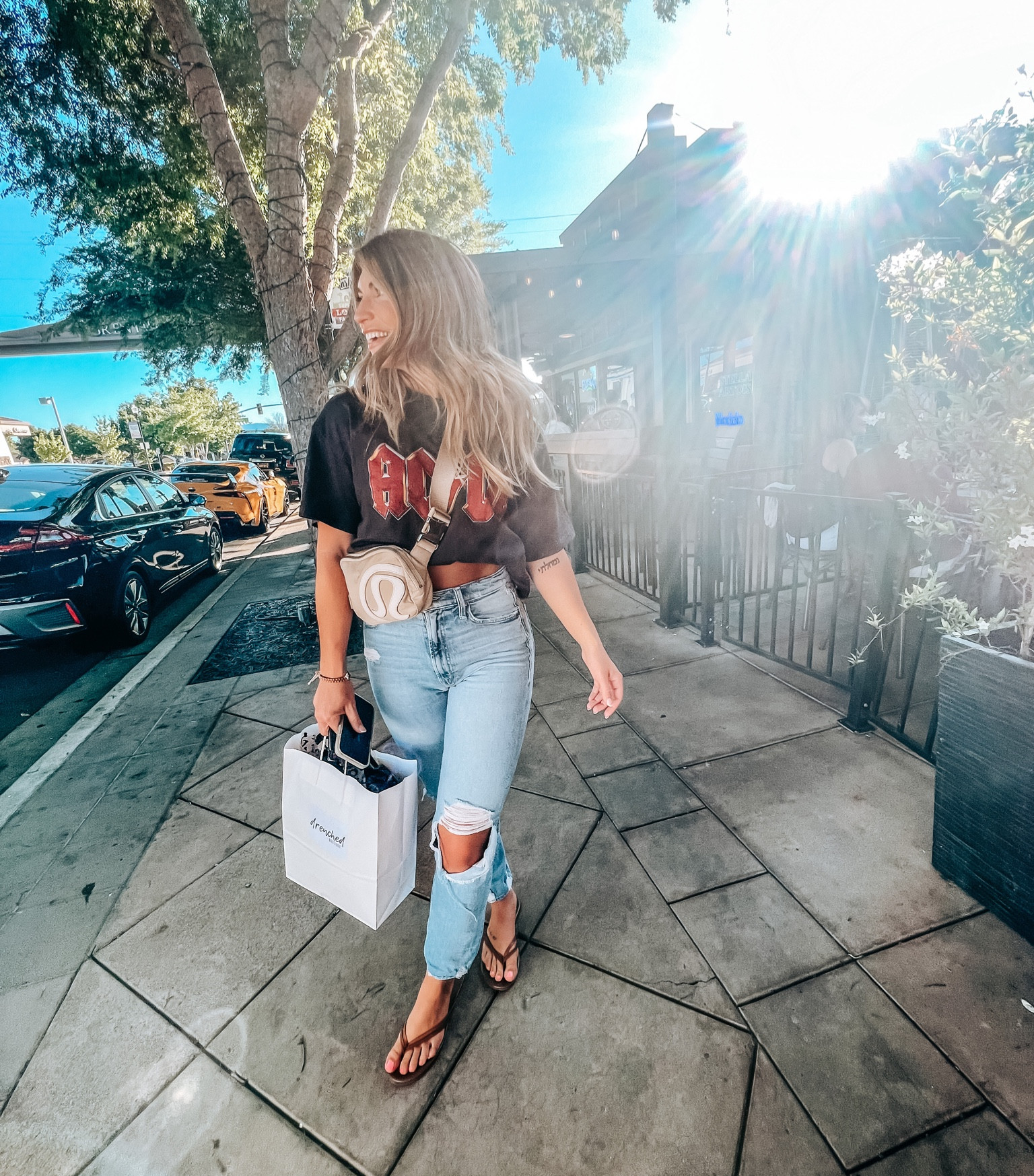 Wearing a size 26 in the Mother Denim jeans; they have a stretchy fit and are sooooo comfy! I get a ton of compliments on them whenever I wear, highly recommend if you want a solid pair of jeans!👖 🖤 Wearing a M in the H&M top and I have it tucked under my bra to give it a cropped look.☺️✨