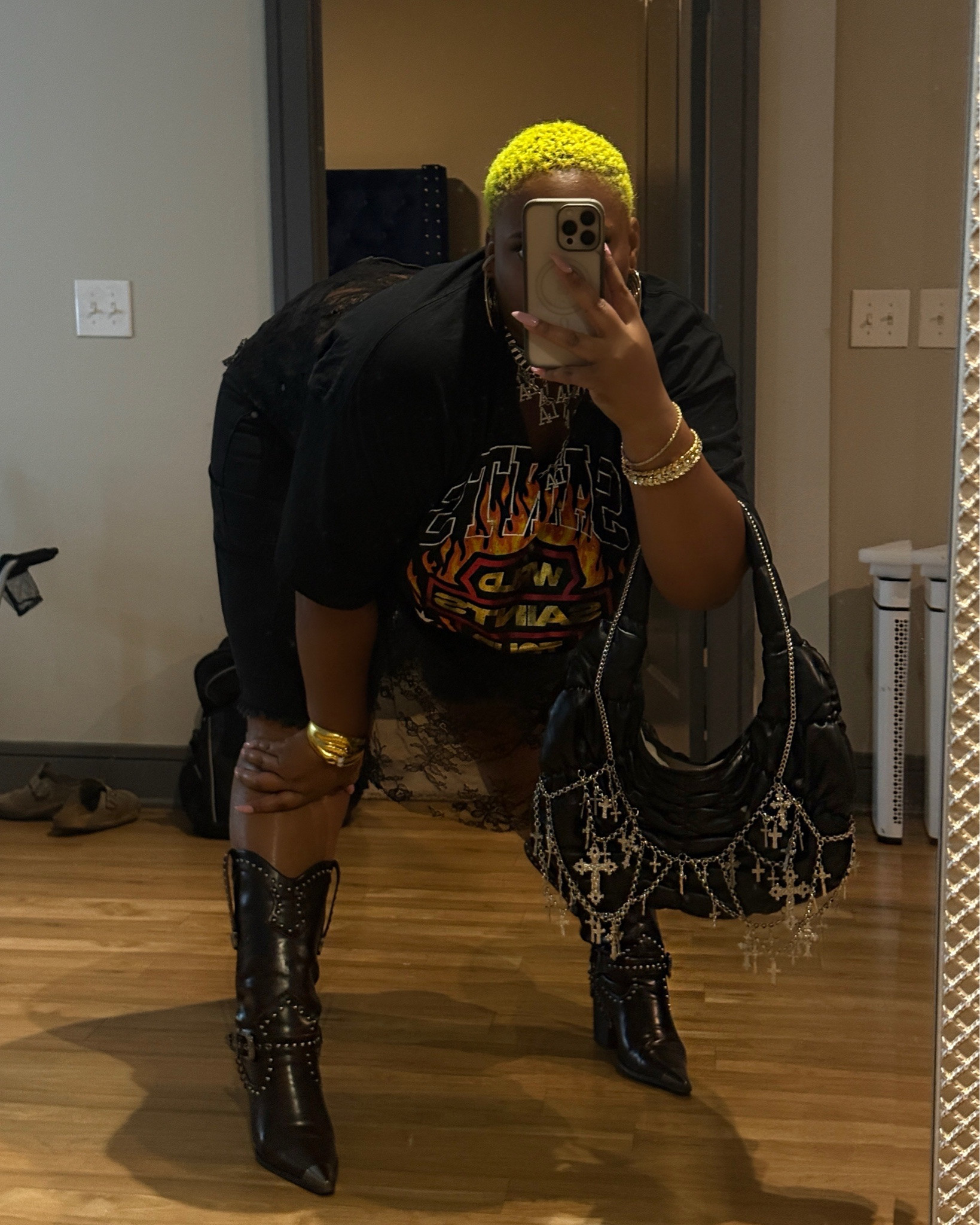 Let the weekend festivities begin✨🥂

LA Necklace, tee and jorts are from Fashion Nova, but I dropped some similar styles below!

#fashionblogger #fashioninspo #akira #dallas #outside curvy, summertime, curvy jorts, women jorts, plus size fashion
