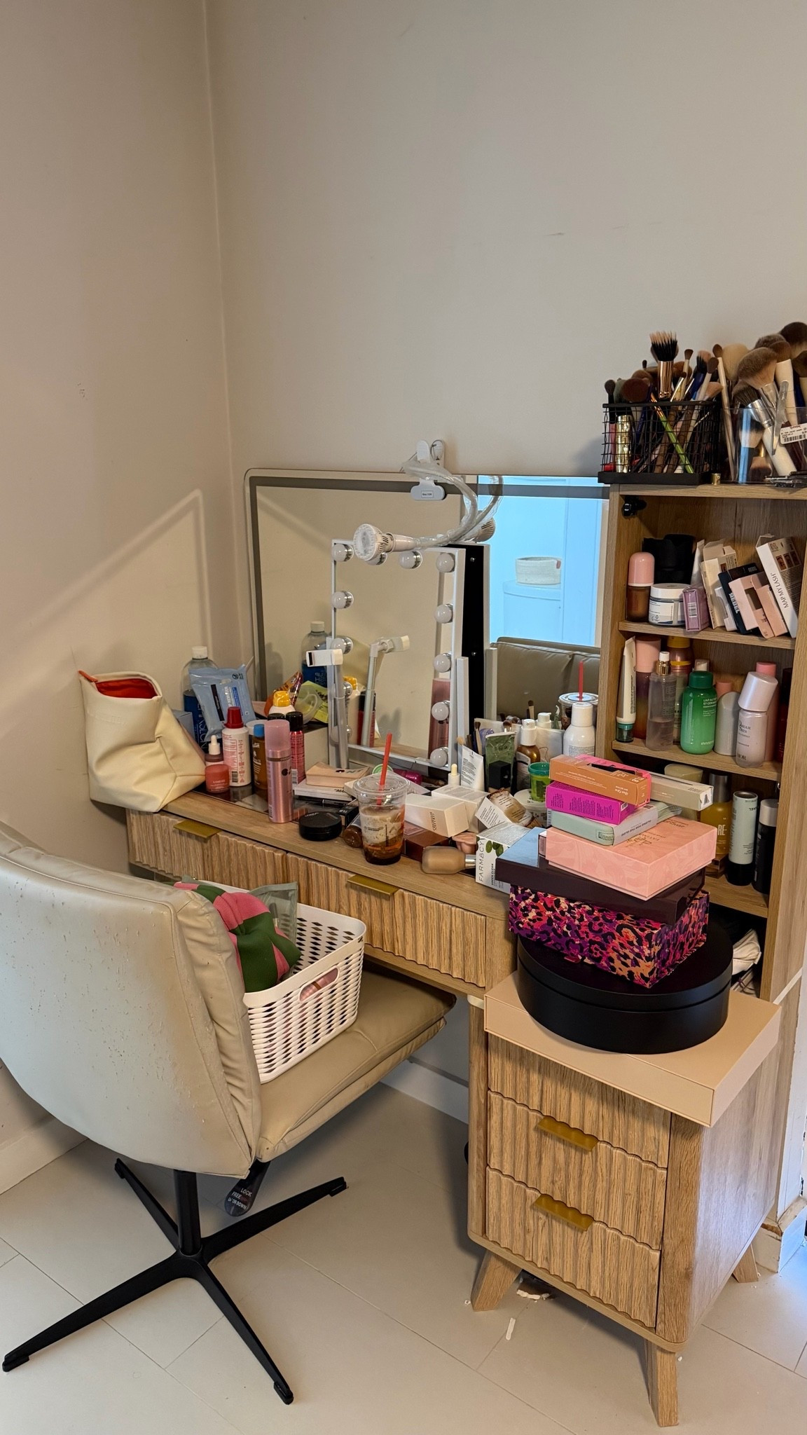My vanity setup has officially become my favorite corner of the house. 🤍✨

From getting ready in the morning to winding down with my skincare routine at night, this vanity keeps everything organized and within reach. The mirror, storage, chair, and organizers make such a difference if you’re looking to create a functional and aesthetic beauty space.

Everything is linked in my LTK! 🫶

✨ Vanity
✨ Makeup mirror
✨ Vanity chair
✨ Makeup organizers
✨ Beauty storage favorites

#LTKBeauty #LTKHome #LTKselfcare