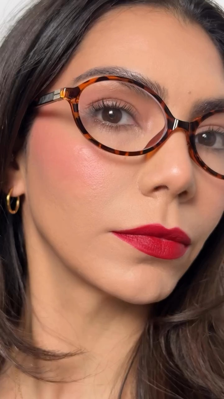 Não importa se é dia ou noite — batom vermelho sempre transforma o look e a autoestima ♥️💄cor: wild card 004 
@maybelline link LTK 

Se você ainda não usa, talvez só não encontrou o vermelho certo.

Já salva e me segue para mais dicas de maquiagem, produtos e truques que fazem diferença de verdade.
#batomvermelho #redlipstick #dicasdemaquiagem #makeup