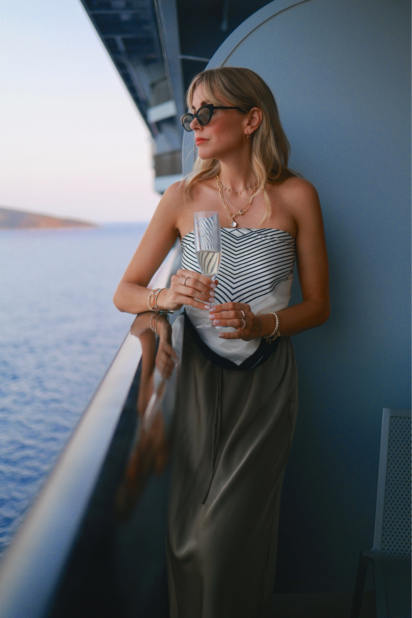 Scarf top 
Satin maxi skirt 
Dissh skirt 
Gold jewellery 

#LTKeurope #LTKstyletip #LTKSeasonal