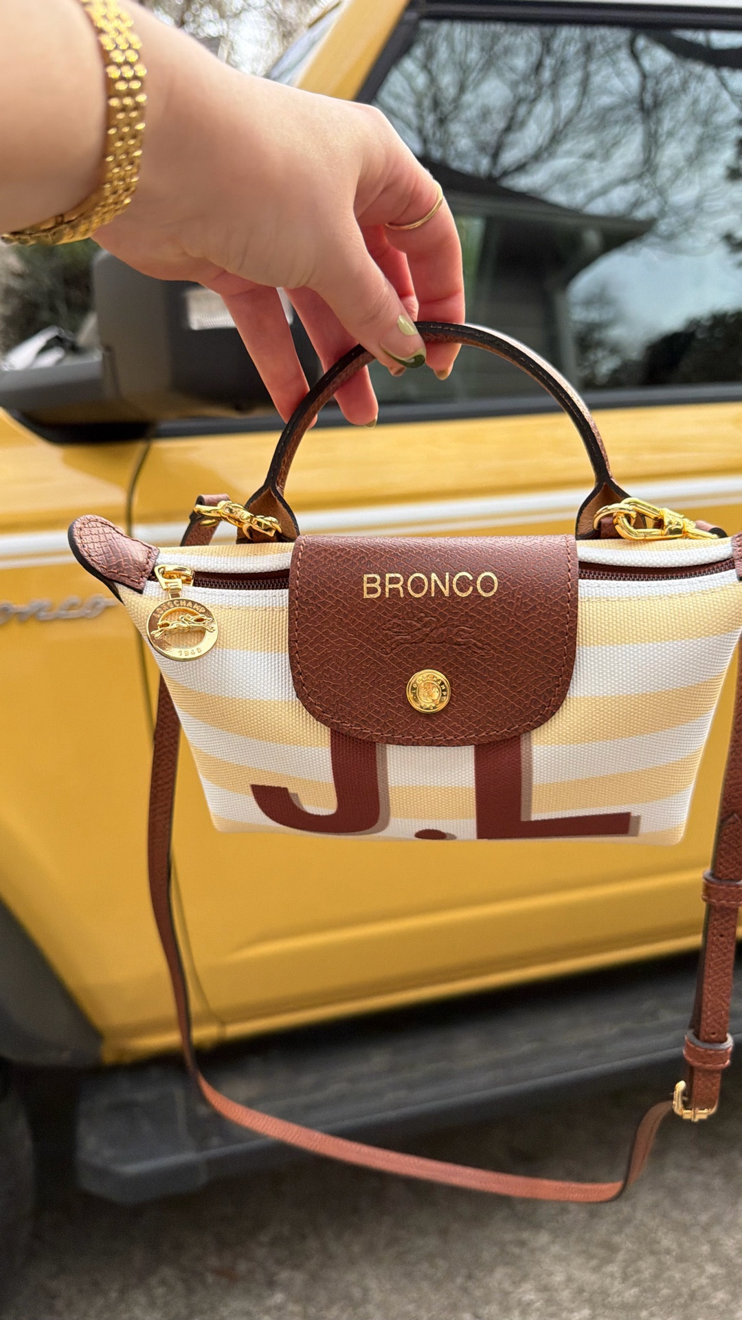 I made a customized Longchamp my pliage signature to match my car 💛 named her the Bronco bag 💛🤍

Longchamp customized mini pouch
Le Pliage pouch
Personalized bag
Yellow purse 


#LTKNYFW #LTKdayinmylife #LTKgrwm
