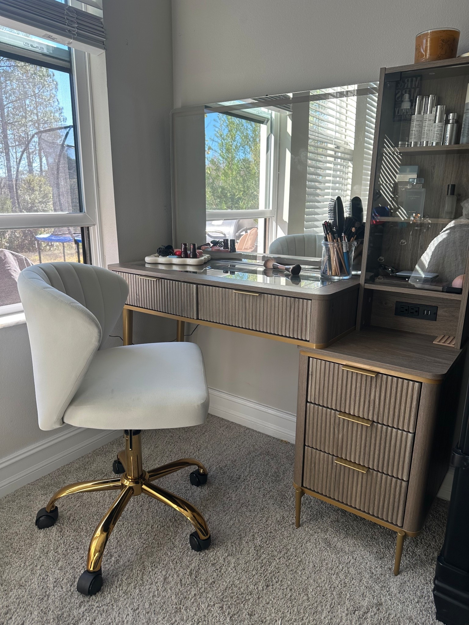 Vanity makeup desk & vanity swivel chair ! Perfect gift idea 

#vanity #christine #christinegerace #makeup #vanitydesk #vanitychair #homedecor #cybermonday

#LTKHoliday #LTKCyberWeek #LTKGiftGuide