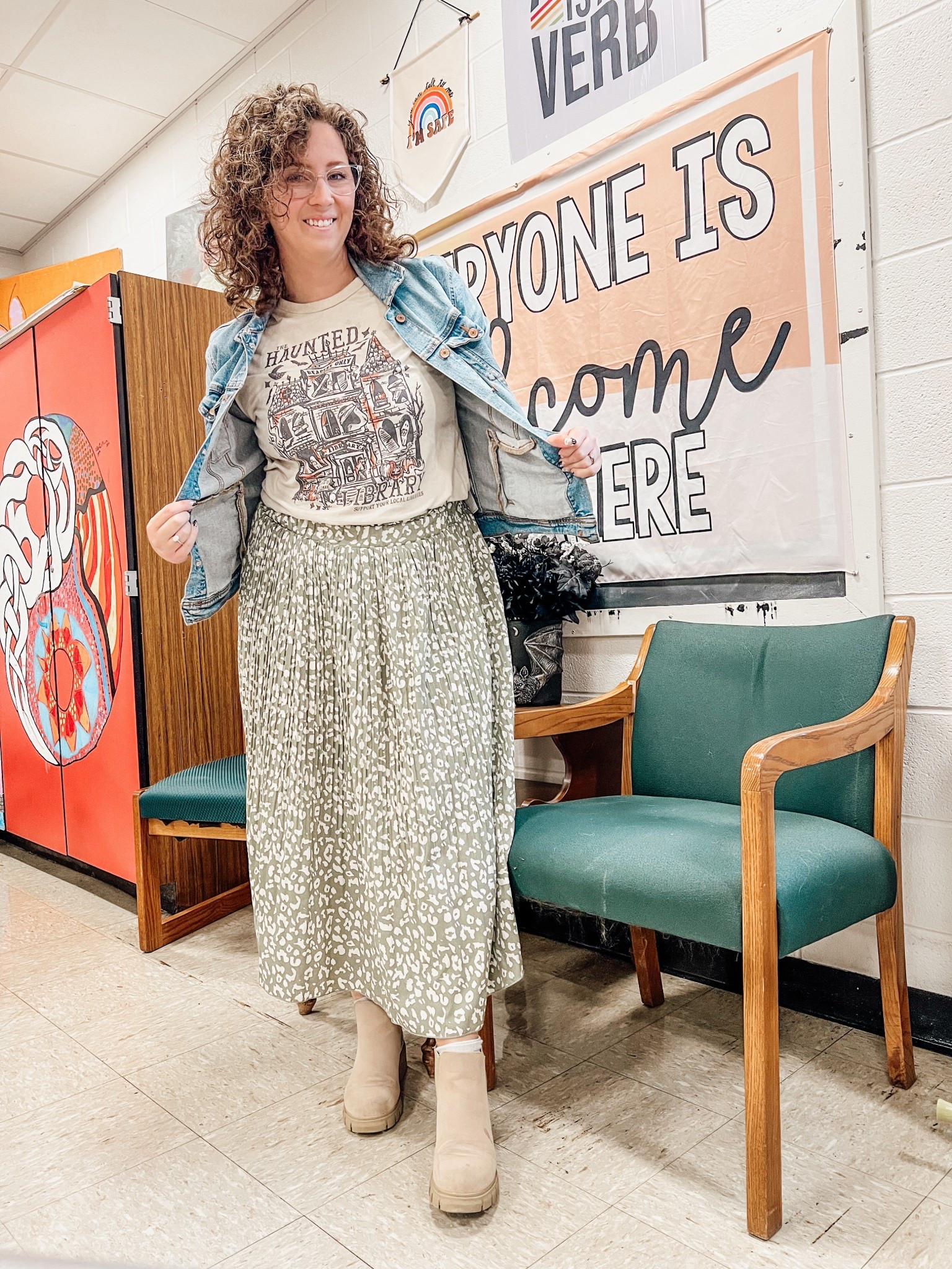 Day 29 ✔️

Back from my conference and catching up on everything that I missed! Missing days as a teacher is no joke. 

Original shirt from Bookish Babe Designs  

English teacher ootd

#LTKFindsUnder50 #LTKMidsize #LTKWorkwear