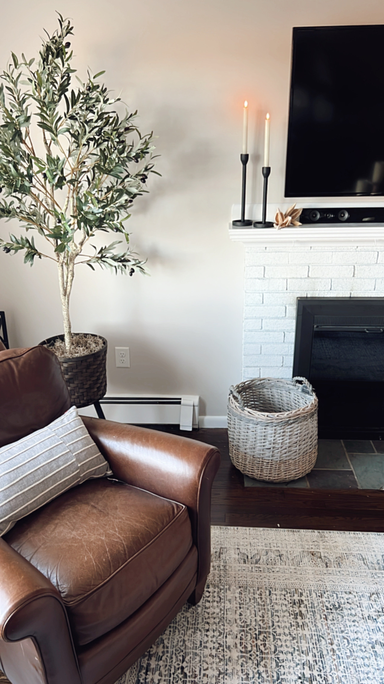 🌿 A contemporary living room that’s the perfect blend of sleek and cozy! With its minimal design, neutral tones, and thoughtful touches, this space is all about relaxed elegance and modern appeal. #contemporaryhome #livingroomgoals

#LTKHome #LTKStyleTip