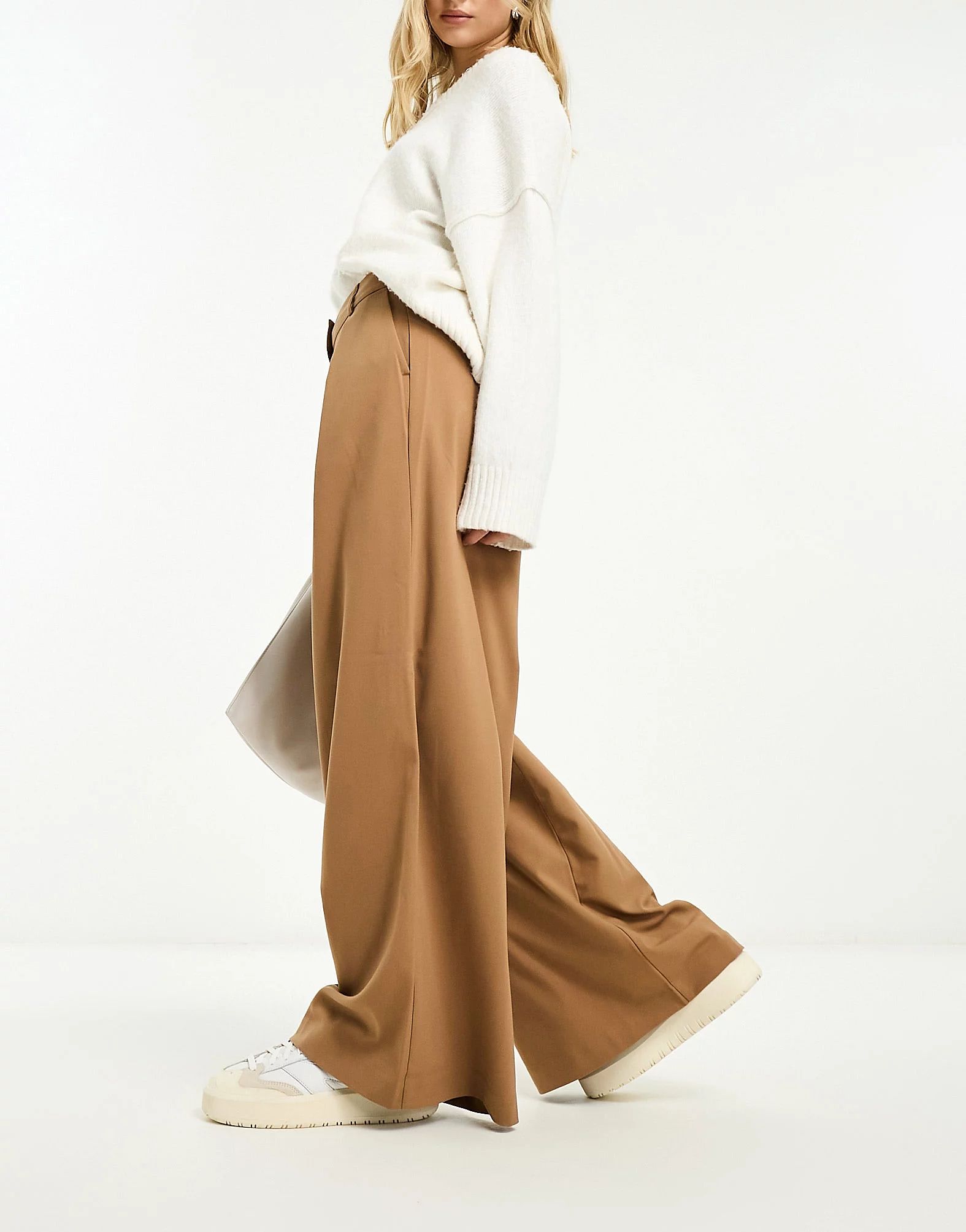 Selected Femme – Elegante Hose in Camel mit weitem Schnitt und Bundfalten | ASOS (Global)