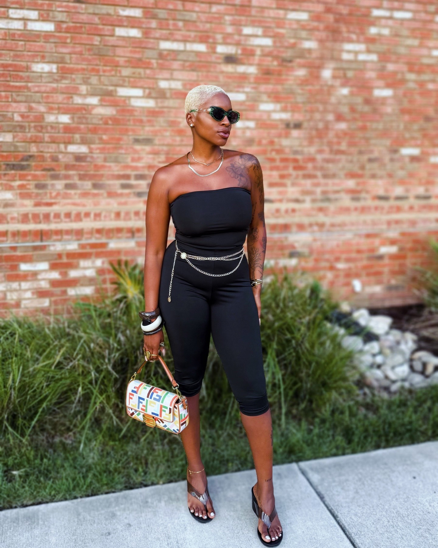 Capris? Yes please. 

#charlestoncreator #charlestoninfluencer #personalstyle #minimalstyle #streetstyle 

user unavailable 🤍📵

#charlestoncreator #charlestoninfluencer #personalstyle #minimalstyle #streetstyle 

no really. just text me. 😭
