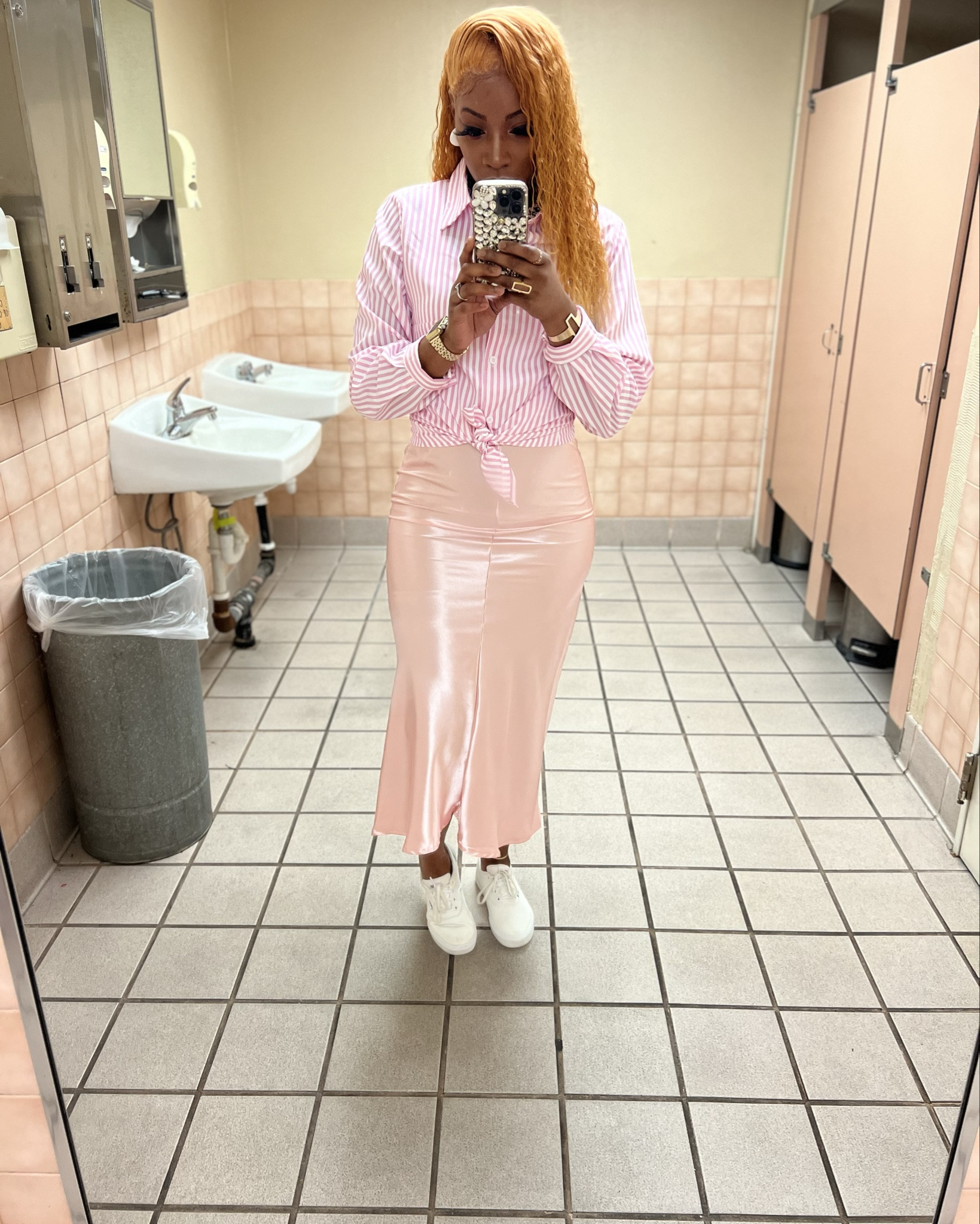 Hem skirt 

#LTKFindsUnder50 #LTKStyleTip #LTKBeauty