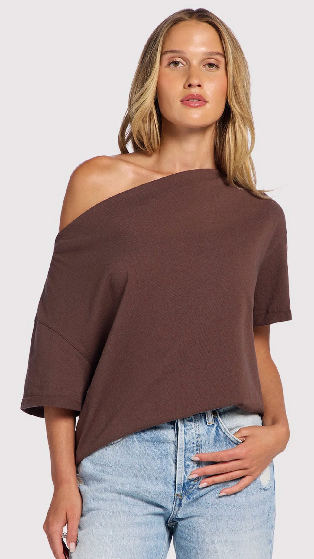 Tell me why a T-shirt just changed my whole mood.
nuuds understood the assignment with this one.
Thick, flattering, off the shoulder moment and suddenly it’s not “just a tee.”
Easy, elevated, and living in this