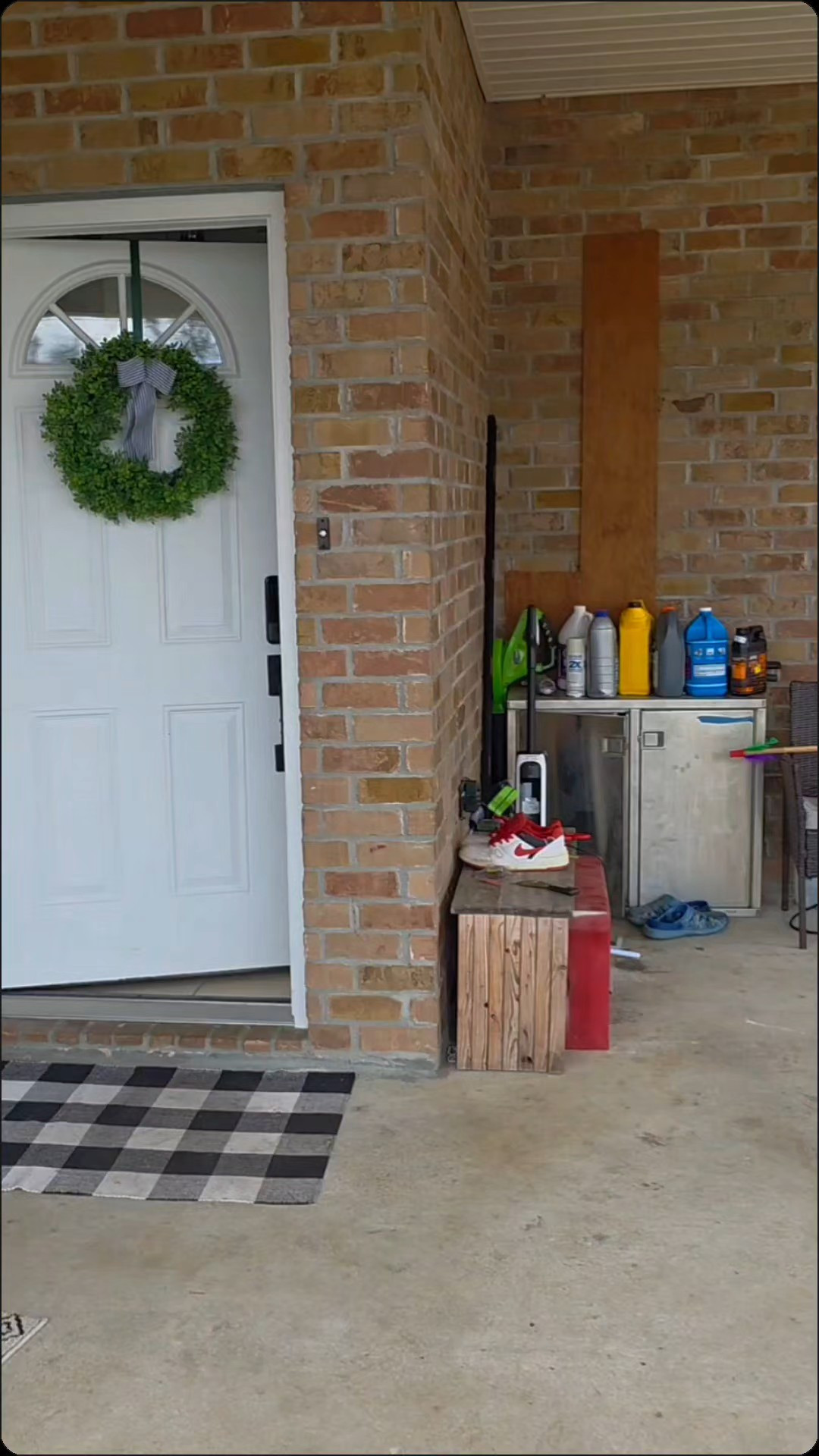 Este rincón del porche siempre se veía desordenado por las herramientas y cosas del carro 😅Decidí usar esta división decorativa y fue la mejor solución.✔️ Da privacidad✔️ Es súper estable✔️ Fácil de armar✔️ Funciona perfecto para interiores y exterioresUn cambio simple que transforma por completo el espacio y lo hace ver más limpio y elegante ✨Les dejo el link aquí 🤍#LTKHome  #LTKFinds  #HomeDecor  #PorchDecor  #HomeOrganization  #BeforeAndAfter  #RoomDivider

#LTKHome