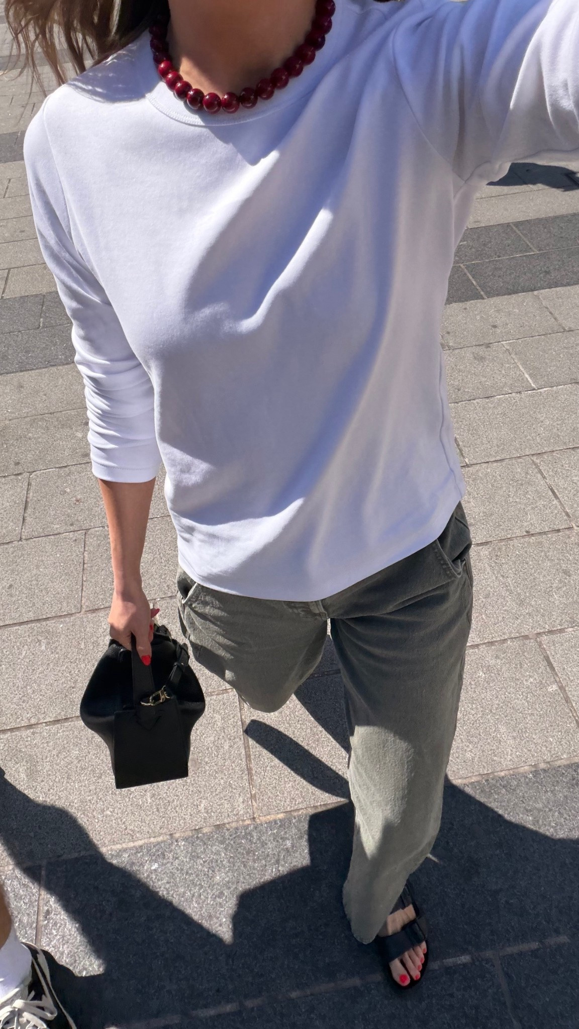 London outfit of the day 
Small in the UNIQLO smooth stretch cotton long sleeve t-shirt
25 long in the high rise green barrel jeans
I’m 5ft 6 
The horse clementine bag
Birkenstock eva Arizona sandals
Exact necklace is & other stories but sold out 