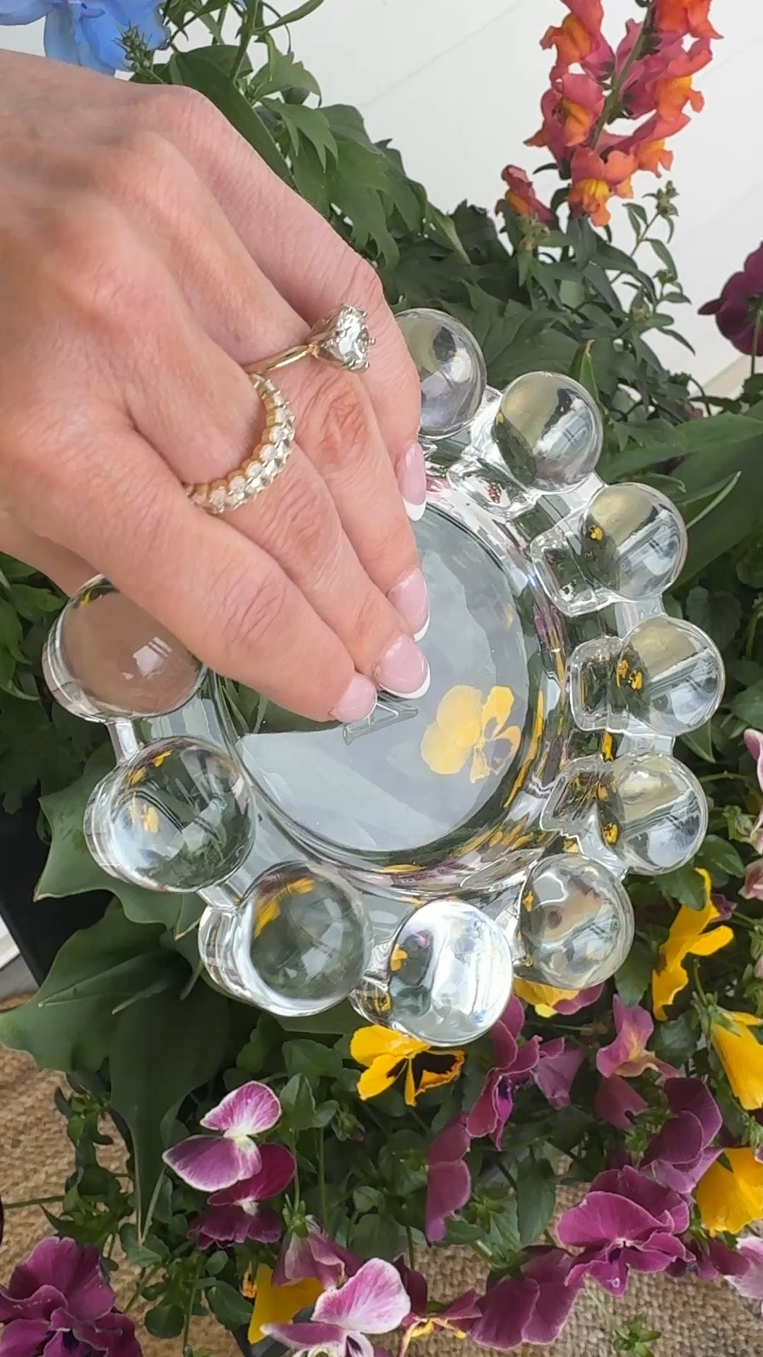 My fave multi use tray 😍 I’ve been using it everywhere in my house: ring holder by my bed or in the kitchen, candle tray, drink coaster, candy dish.. the list goes on and on!