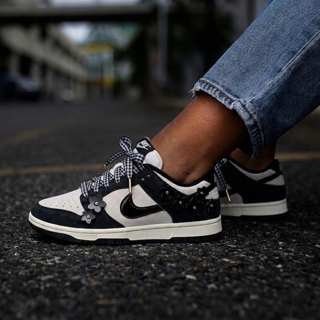these floral black and white dunks are such a fun twist on a classic sneaker and add the perfect girly touch without being overly sweet. 🖤🌸 they run true to size and are the kind of pair that makes even a simple jeans and tee outfit feel cute and put together. ✨