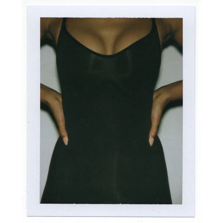 SCULPTING BODYSUIT MID THIGH W. OPEN GUSSET | ONYX | SKIMS (US)