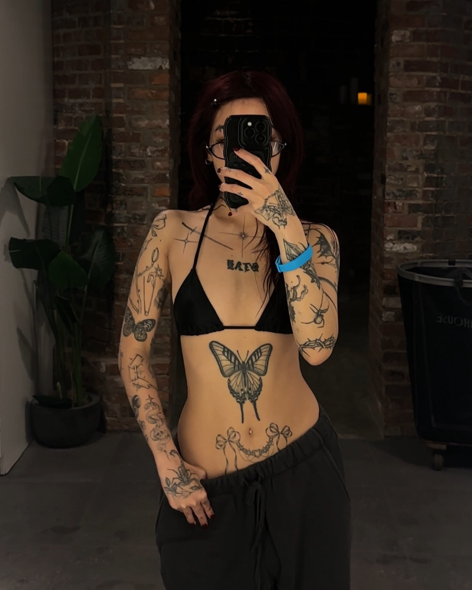 I know it’s just a simple bikini top but I have been on the lookout for one that fits me JUST RIGHT. And i have found it. I have a 29” bust for reference! Wearing XS.

#LTKSwim #LTKStyleTip