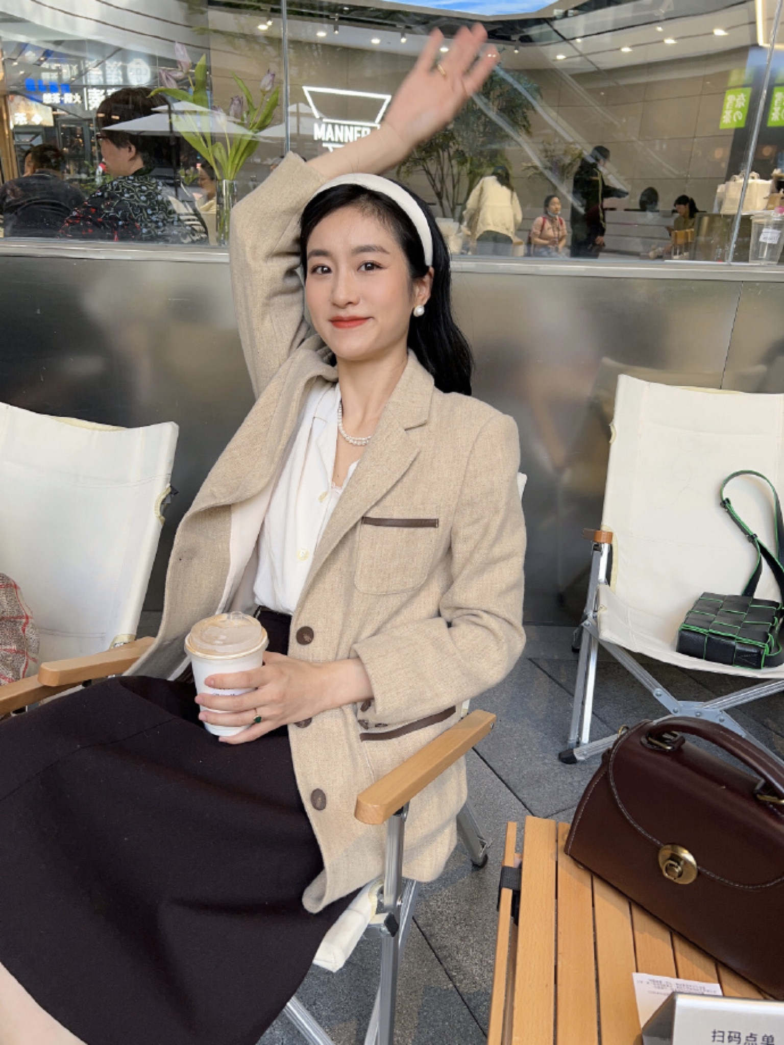 衬衫和裙子是我妈妈年轻时候的
裙子还是我妈妈自己做的
黄毛毛的西装是他爸爸小时候的

我们这一家人主打的就是一个传承（jié yuē) 😂
#听说这是新潮流# ​​​
#LTKchina #LTKasia

#LTKstyletip #LTKfit #LTKitbag