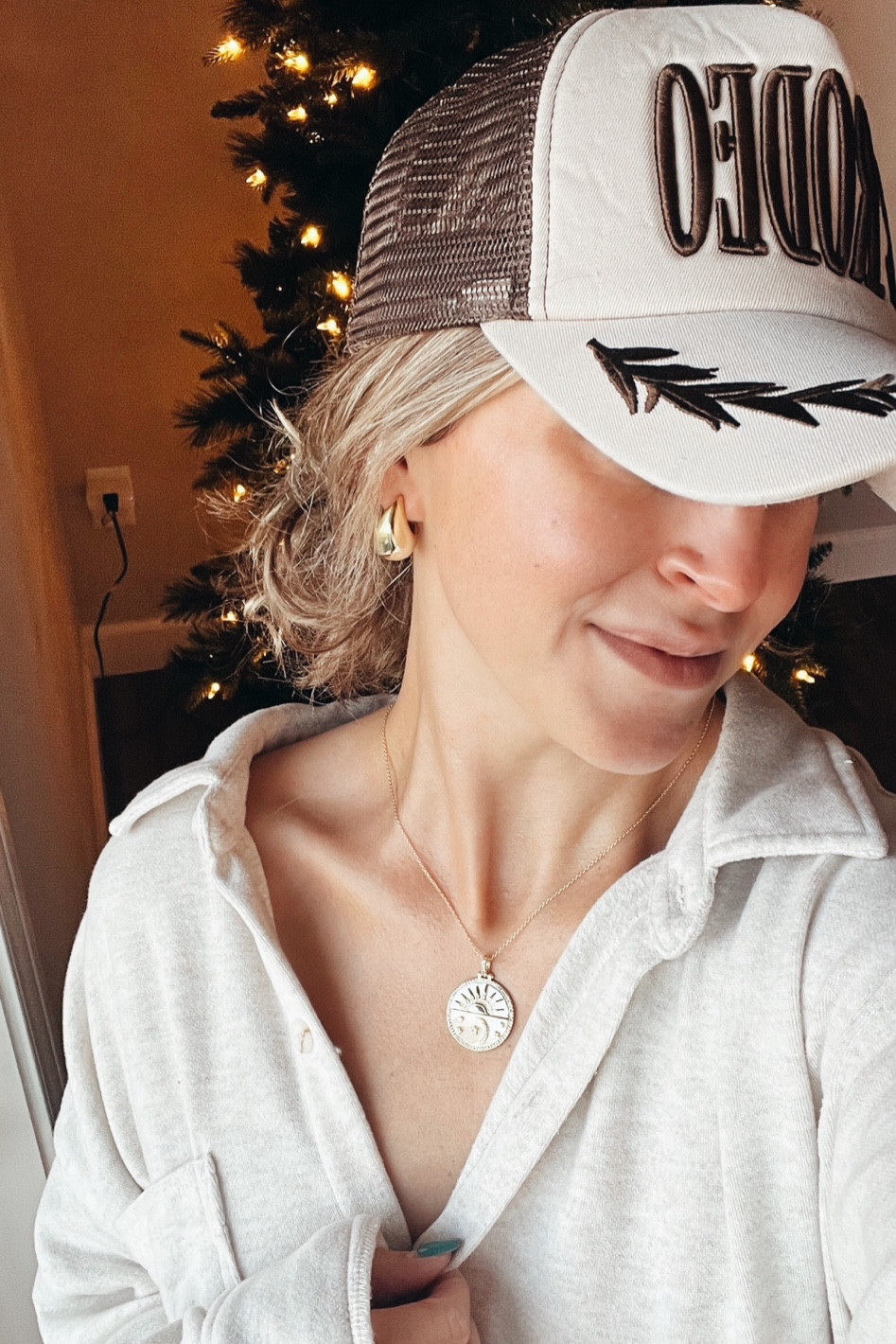 Gold jewelry ,, trucker hat combo

#LTKStyleTip