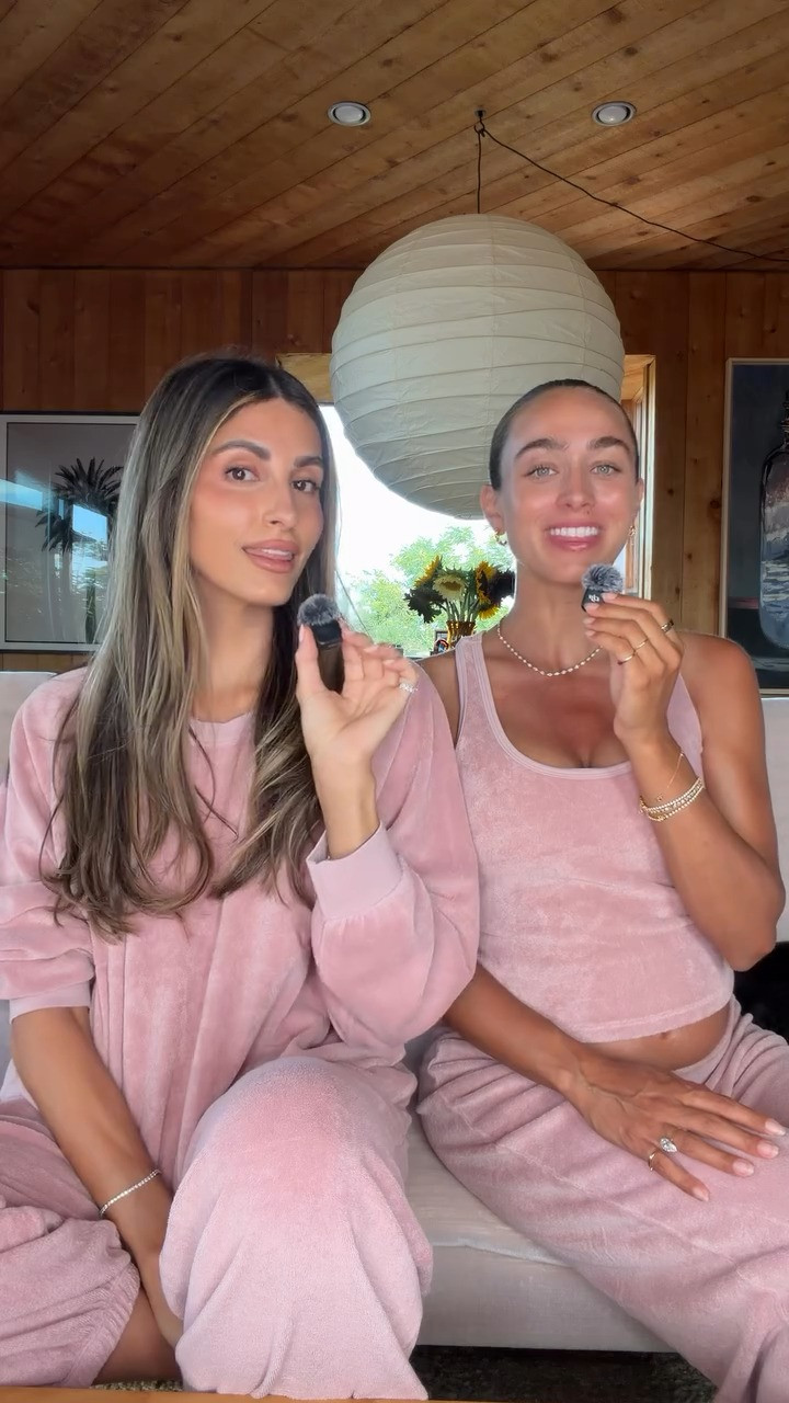 Things we find incredibly chic: besties edition #incrediblychic #thingsifindchic #chicthings #bestfriends #funnybestfriendvideos 

 #LTKootd #LTKSeasonal