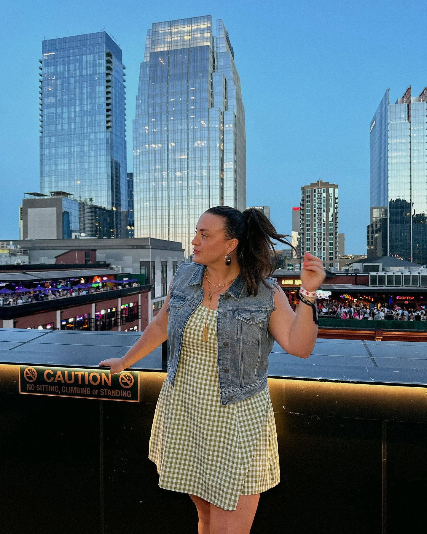 i thought i had a foolproof CMA hack - biking to broadway, until i got a flat :/ but not even that could bring me down from the high energy vibrations of festival weekend in my favorite city!! 🎸🎶🤠🤍 #sktraveltime #cmafest #spotifyhouse #nashville #nashvilletn #countryconcert #musicfestival #broadwaynashville 
.
swipe to see photos that feature some of my favorite performances from the weekend, and i want to know who you’d go see if you could only pick one: