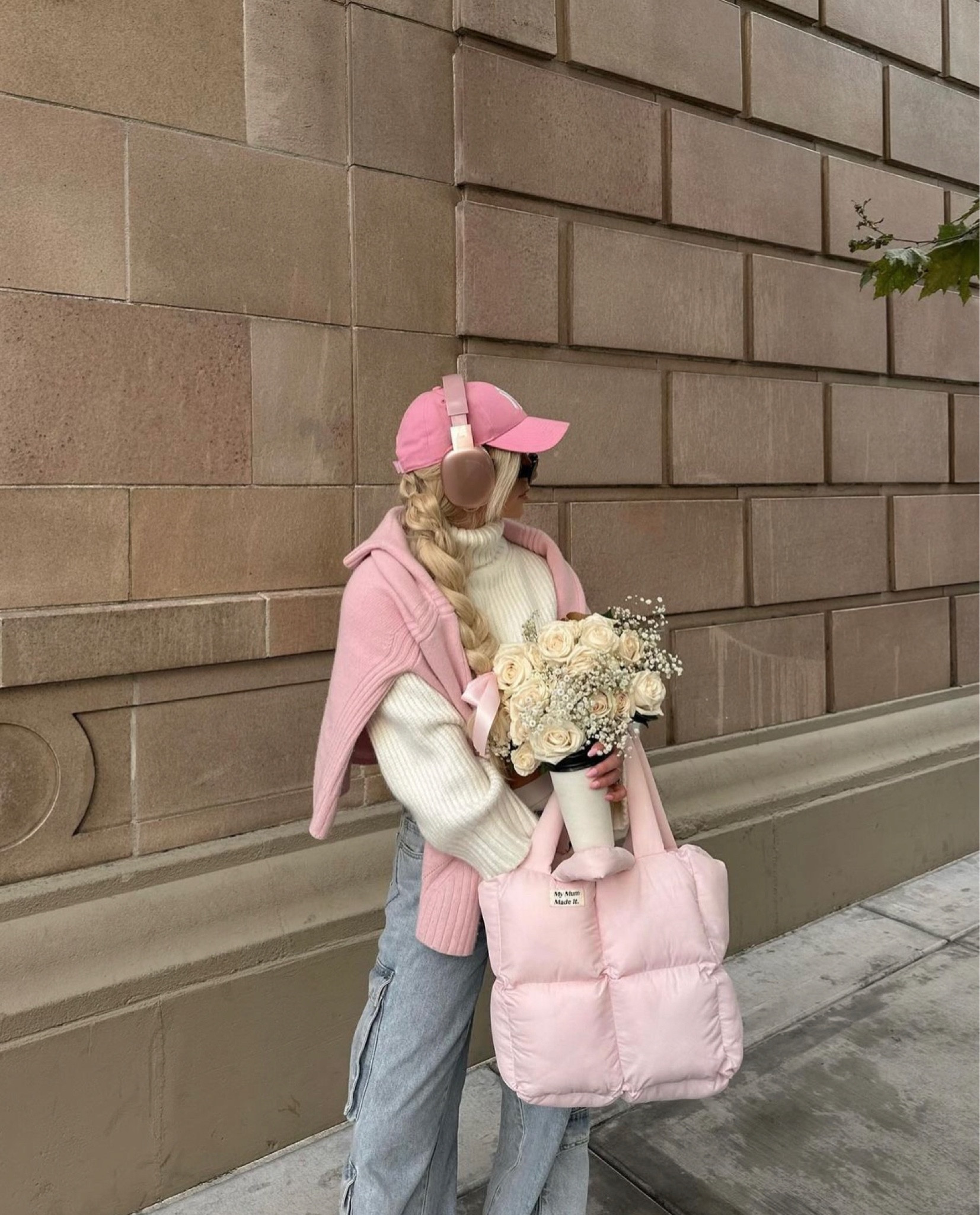 fresh florals and cozy sweaters 🌸🤍🎀

Pink outfit, casual outfit, cargo jeans, comfy casual outfit, downtown casual outfit, women’s streetwear, cropped sweater outfit, pink puffer tote bag, Uggs 

#LTKitbag #LTKstyletip #LTKSeasonal