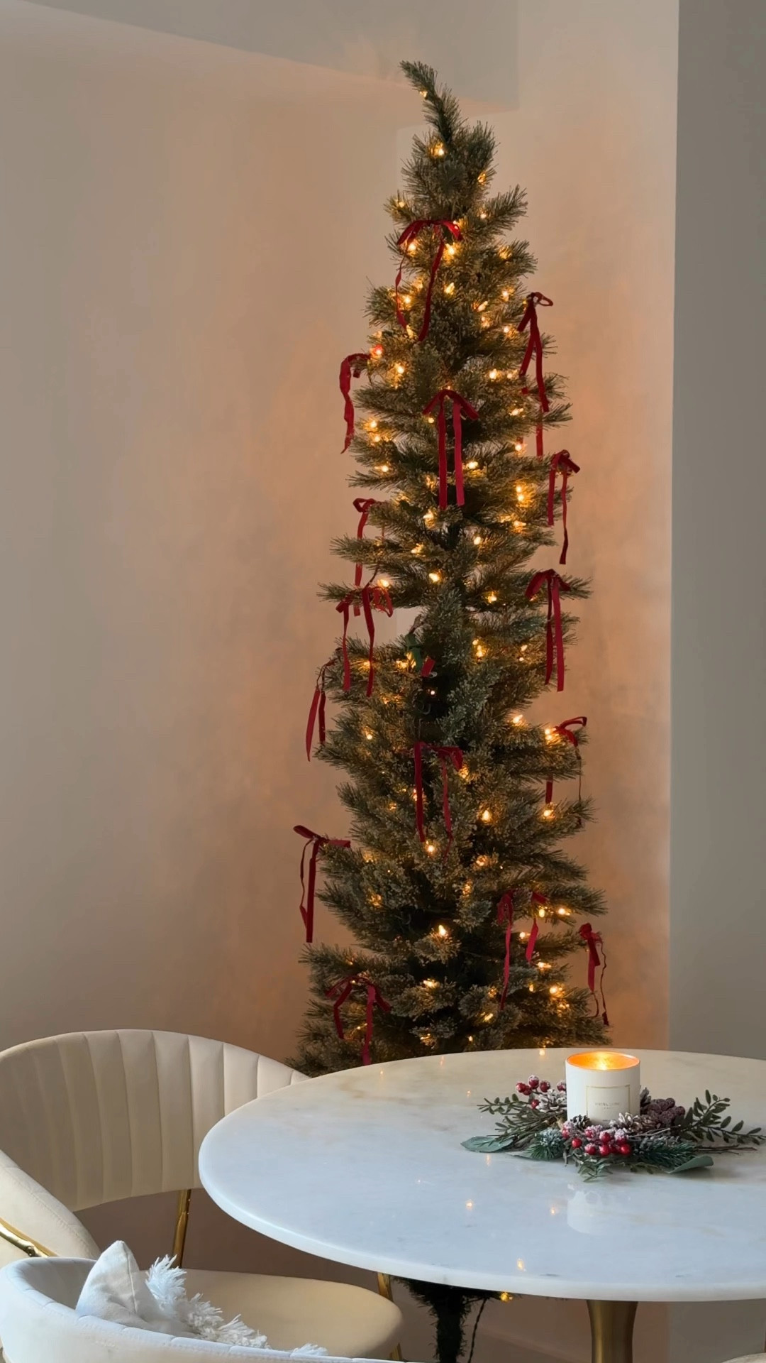 Skinny Christmas tree with bows 