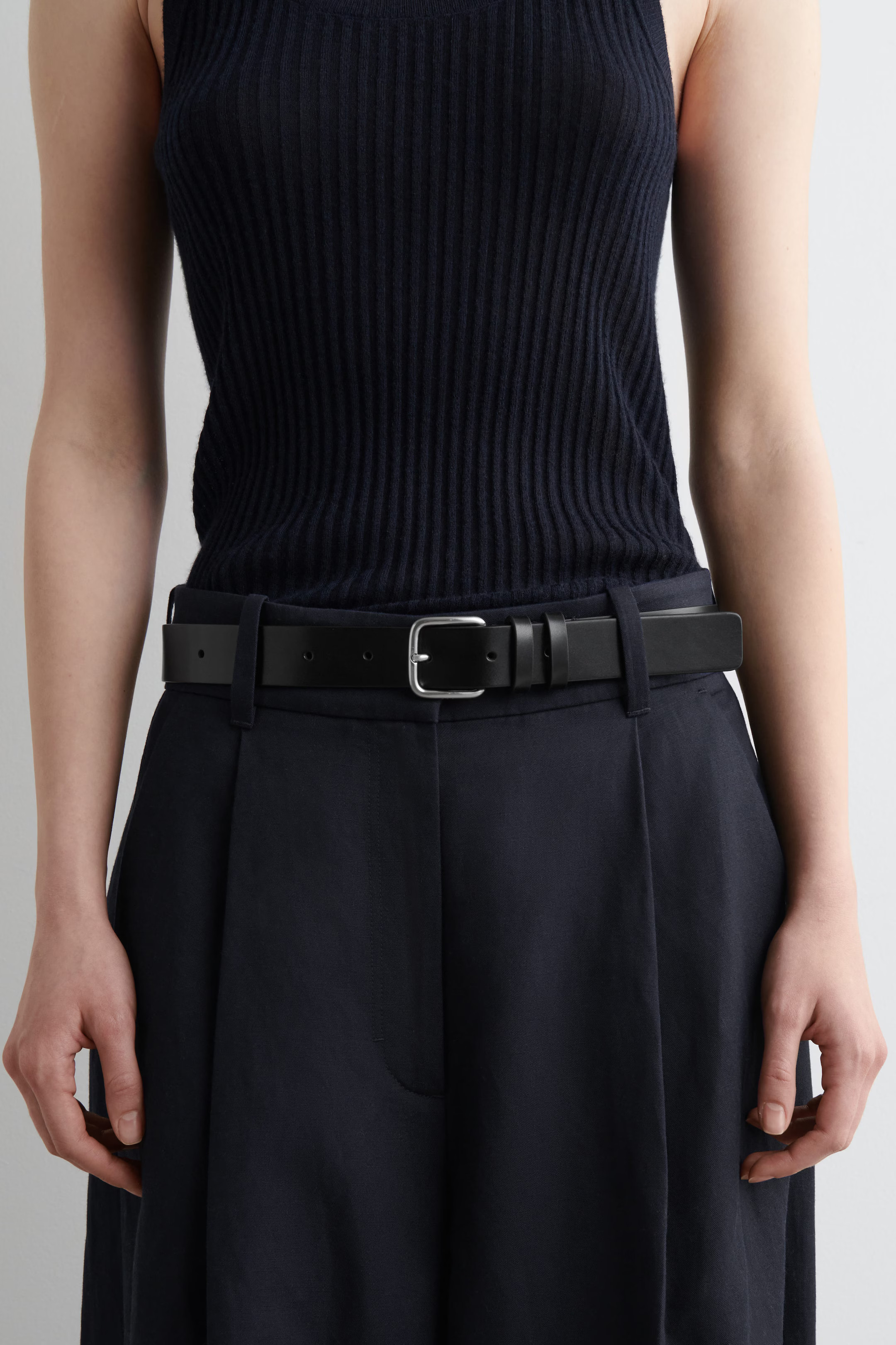 CLASSIC LEATHER BELT - BLACK / SILVER | COS GB | COS UK