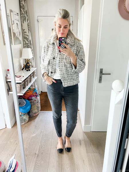 Outfits of the week

A bouclé jacket (old, H&M), paired with the perfect white tee (L) and tall skinny washed out black jeans and twotone ballet flats. 



#LTKeurope #LTKshoecrush #LTKstyletip