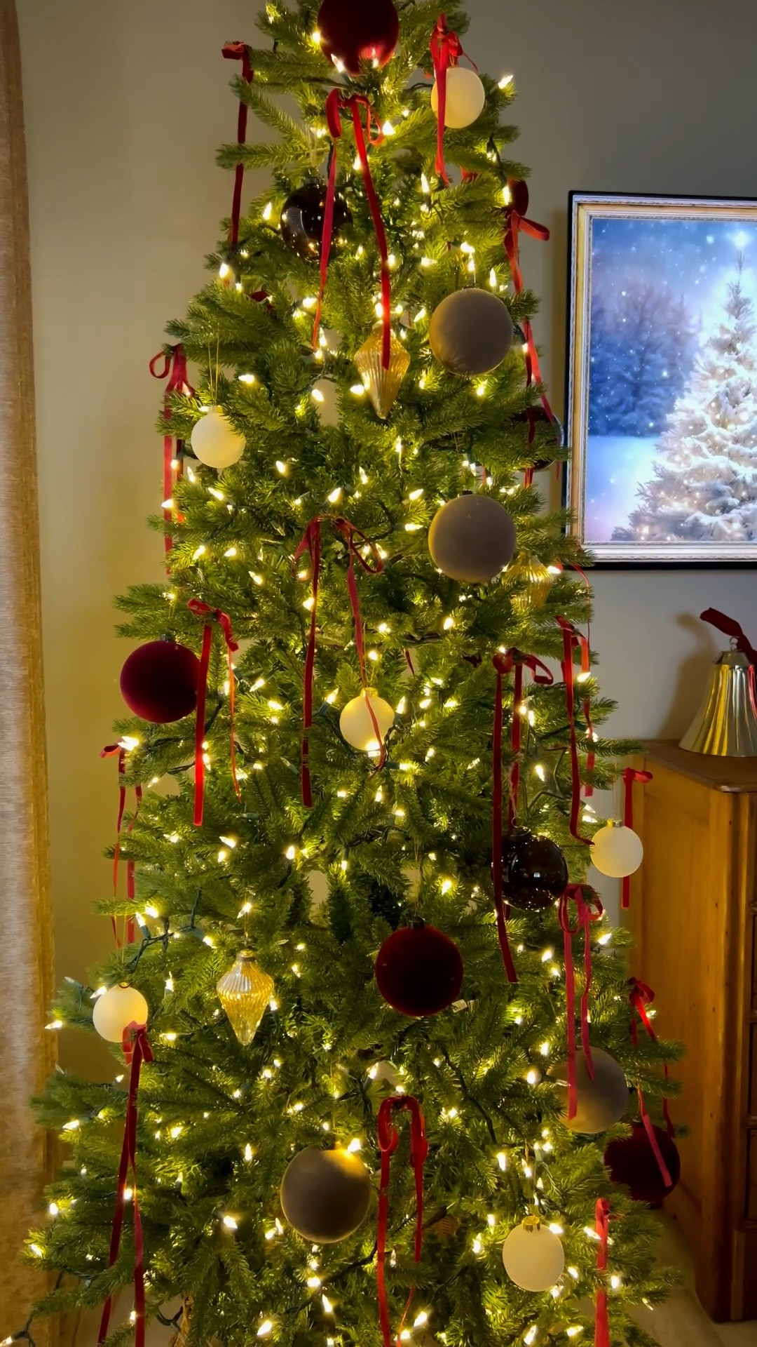 The official 2025 tree is now up 😌 #kingofchristmas 

#LTKSeasonal #LTKHome #LTKHoliday