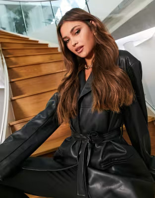 ASOS DESIGN – Schwarze Mum-Jacke aus Kunstleder im 90er-Stil mit Gürtel | ASOS (Global)