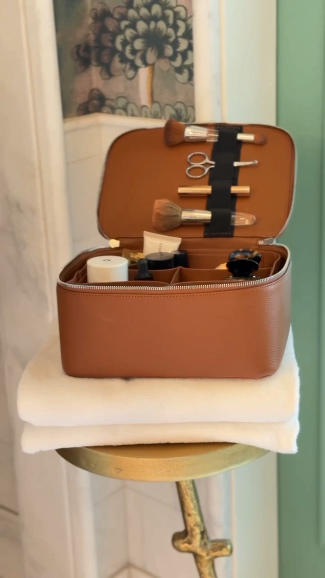 I take this cosmetic bag on every trip! It’s SO good! It makes such a big difference because all of your products can stand up in the bag. Before I purchased this I would alwaysss spill something. This is a game changer!!

@Quince #quincepartner
