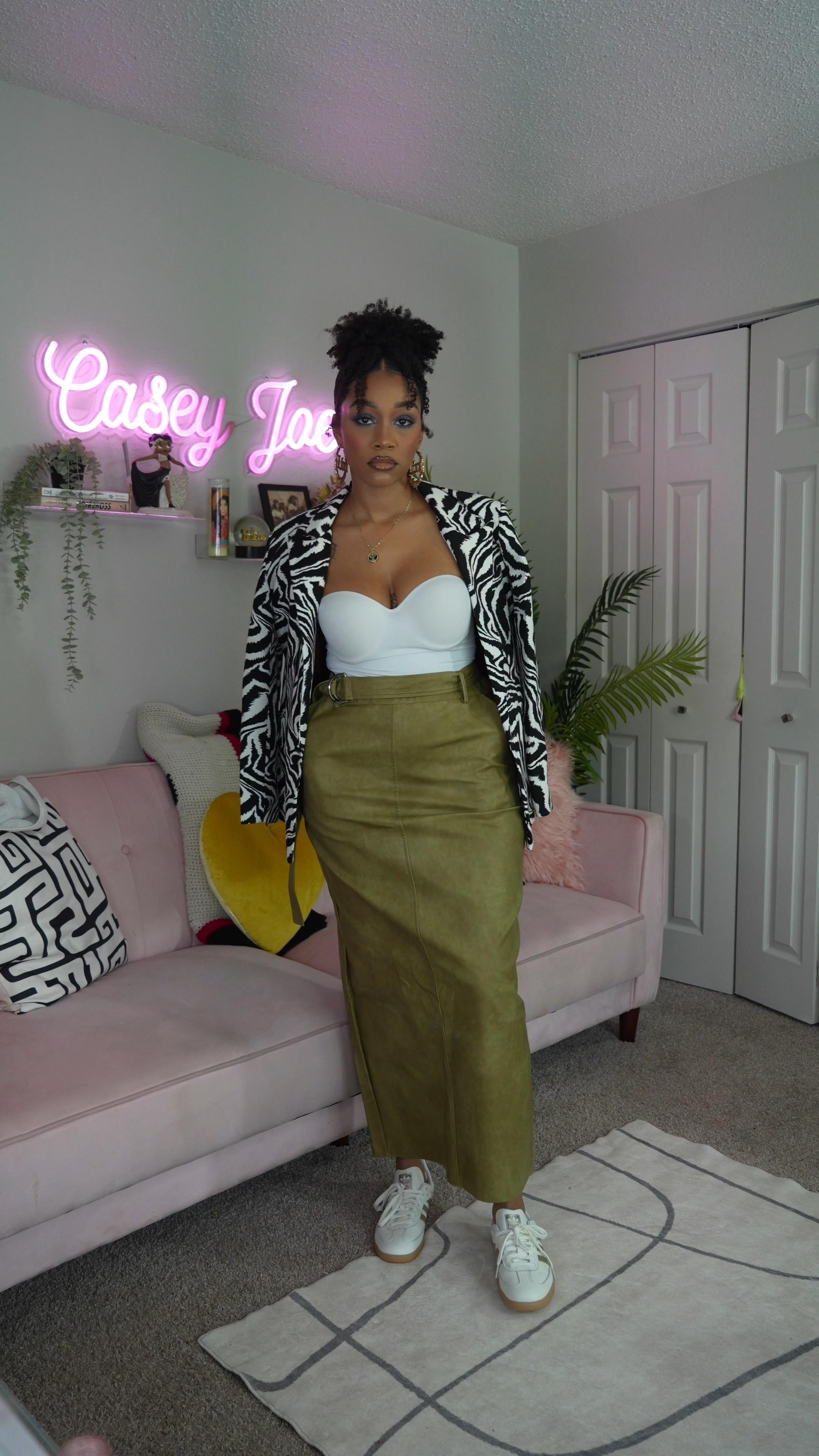 Three Wardrobe Essentials Every Girl Needs This Fall 🍂

Faux leather can do no wrong! Weather it’s pants, a biker jacket, or a maxi skirt like I have on— faux leather is an essential in your closet

Adidas Sambas are the new it girl shoe and it EATS for a casual fall look. They’re the best sneakers to pair with skirts, pants, shorts, you name it! 

Blazers blazer and more BLAZERS! Blazers can elevate any fall look because you can find them in so many different patterns and colors. Plus they give you some warmth when that temperature begins to drop.

fall wardrobe, fall outfit, fall must haves

#LTKSeasonal #LTKVideo #LTKMidsize