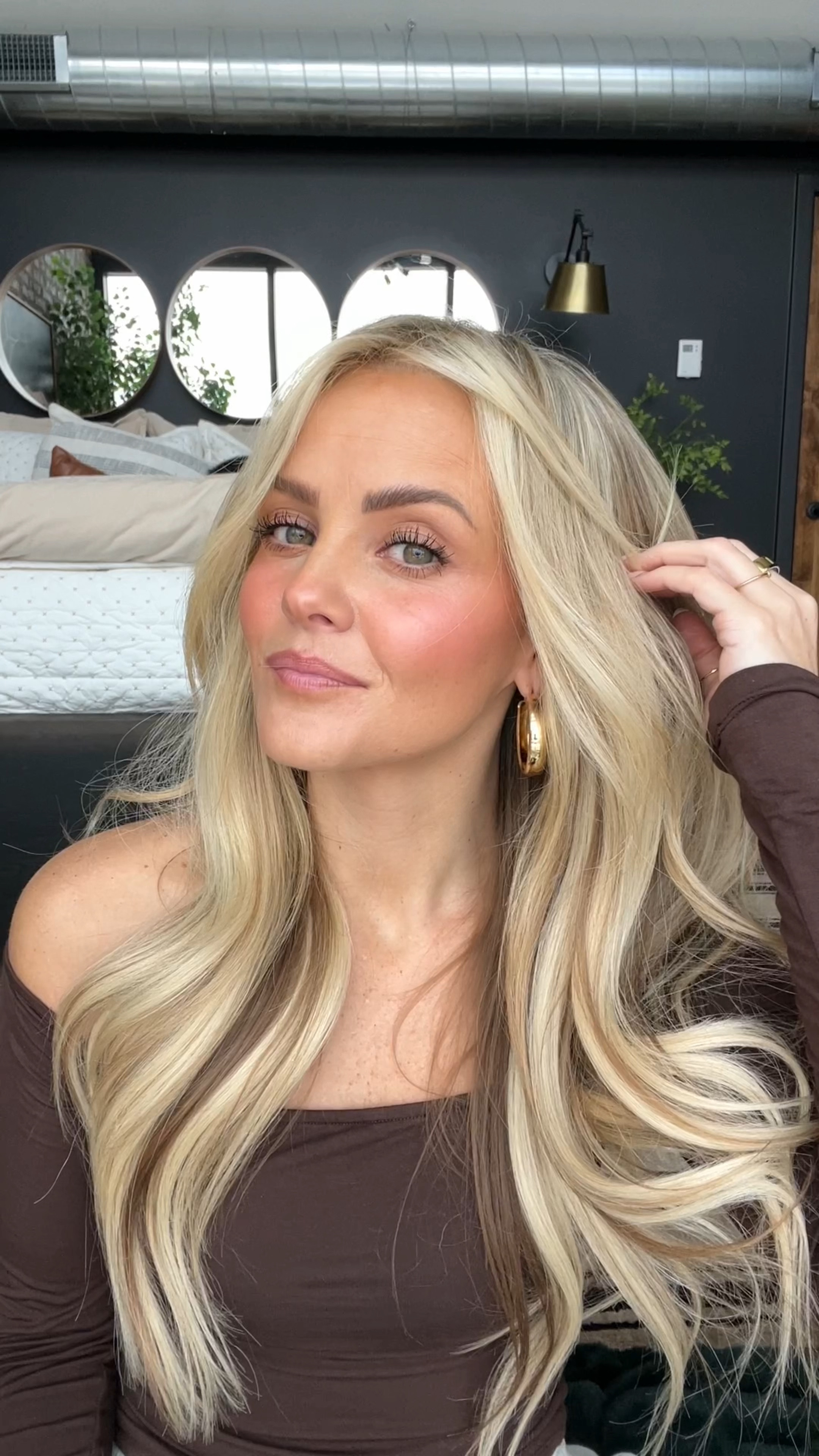 Makeup essentials. I am LOVING the Rhode glazing milk. If you like glowy, dewy makeup… you need it ! 