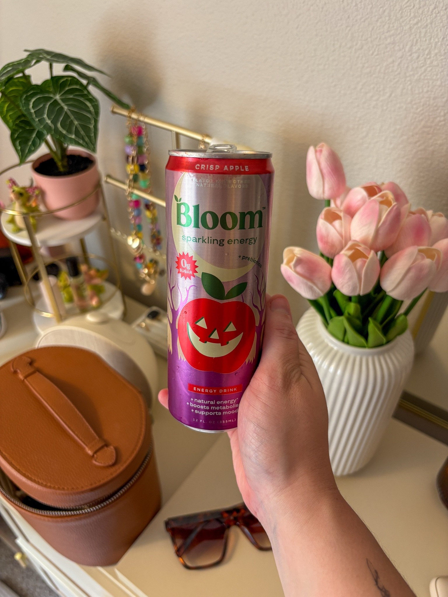 Bloom Sparkling Energy Crisp Apple review 🍎 0g sugar fall energy drink that tastes like a caramel apple. Tap to shop! #bloomenergy #fallfavorites #sugarfreeenergydrink