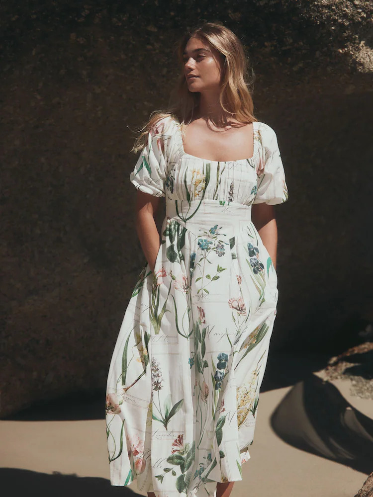 Wei\u00dfes Modell mit floralem Muster - Midikleid mit Puff\u00e4rmeln | Next EU