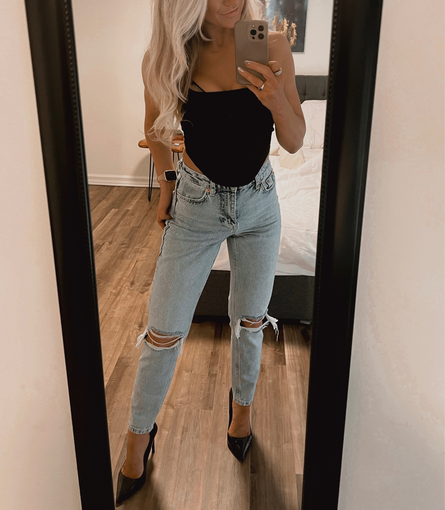 90s style mom jeans
Black corset 
Black patent leather heels
Nashville outfit
Street style