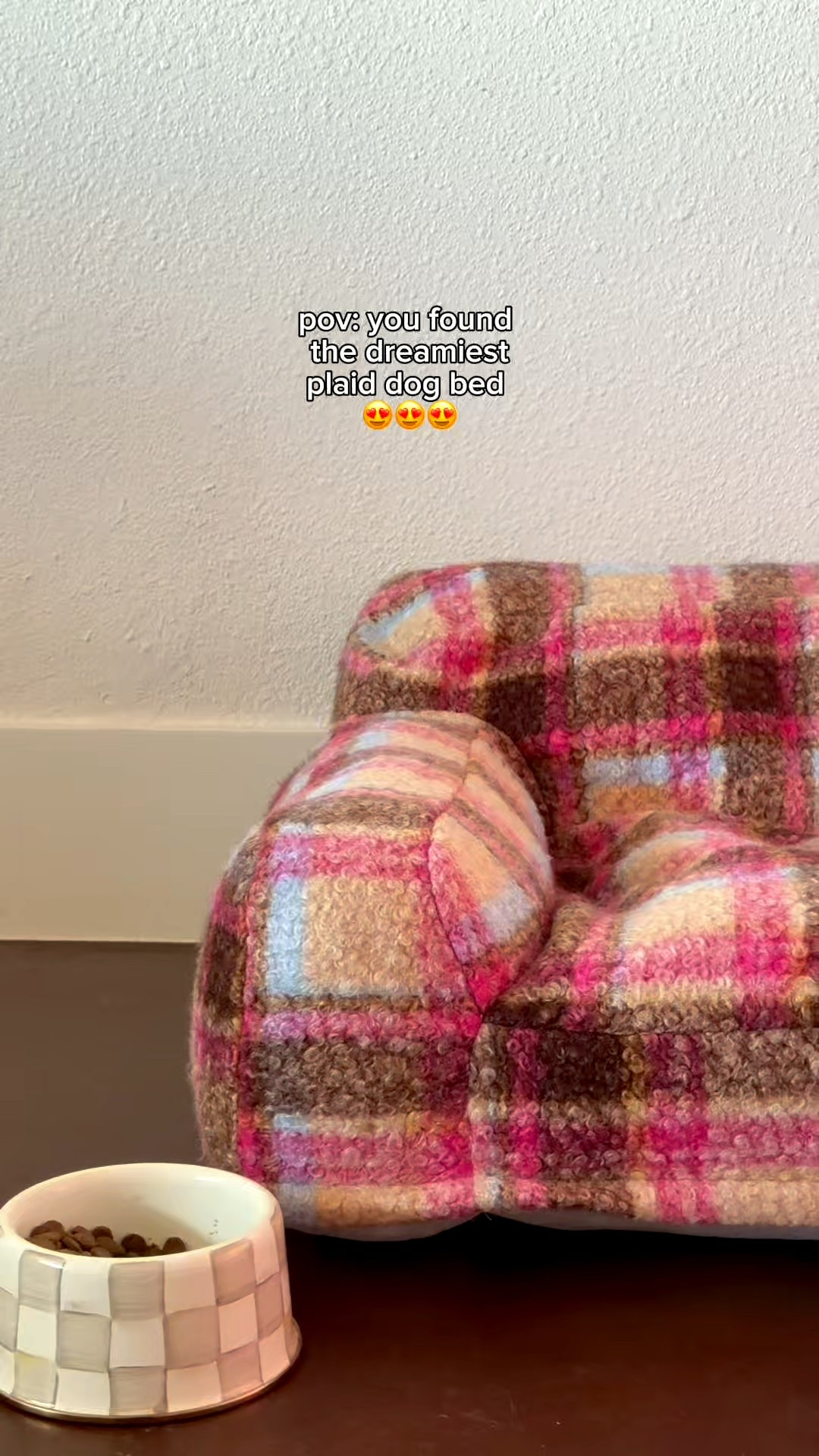 The dreamiest plaid dog bed!! 😍