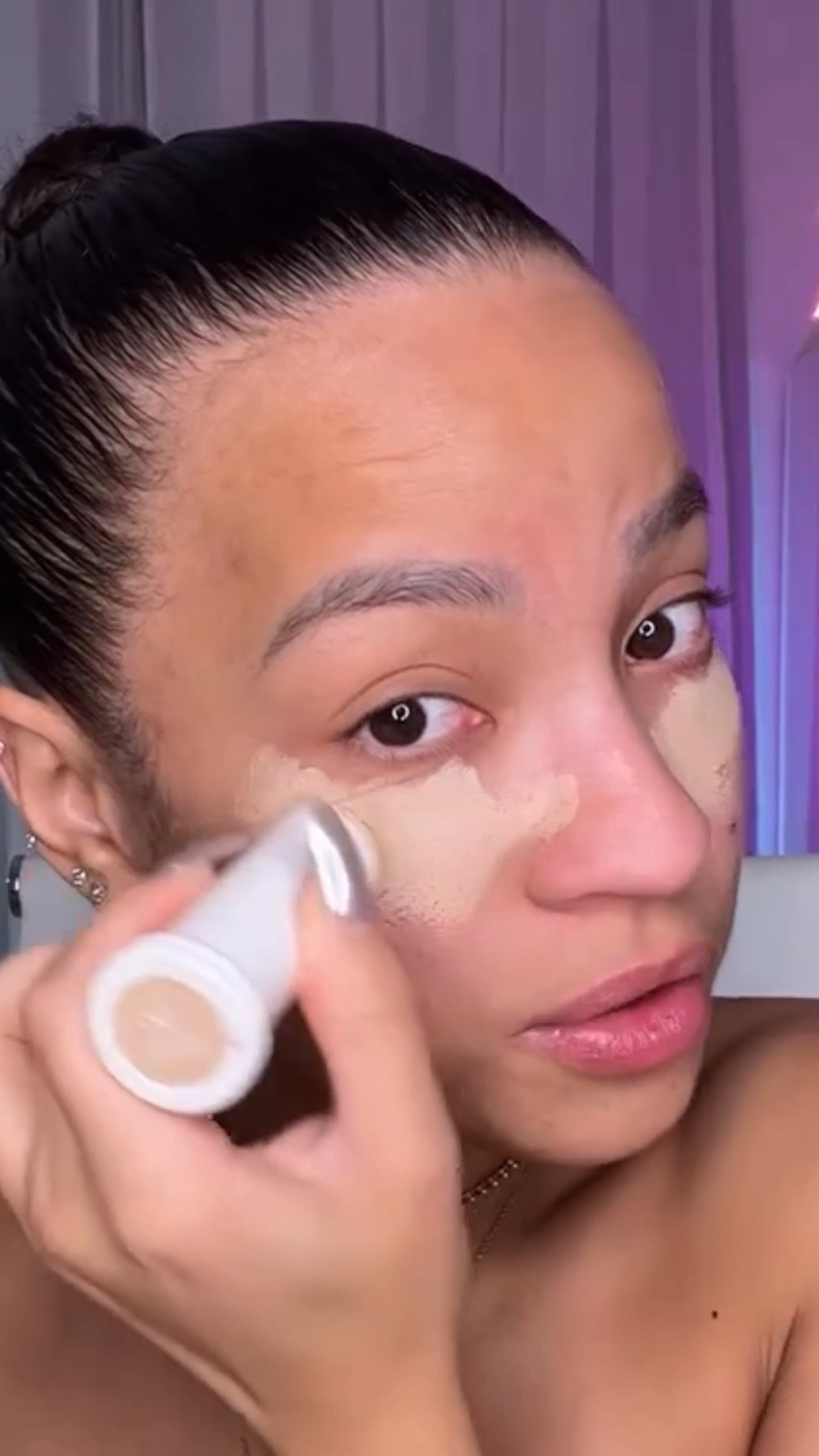 Base com protetor solar em bastão FPS60 Bioage - o mais claro é o bege extra claro dourado e do tom da minha pele é o bege médio dourado  