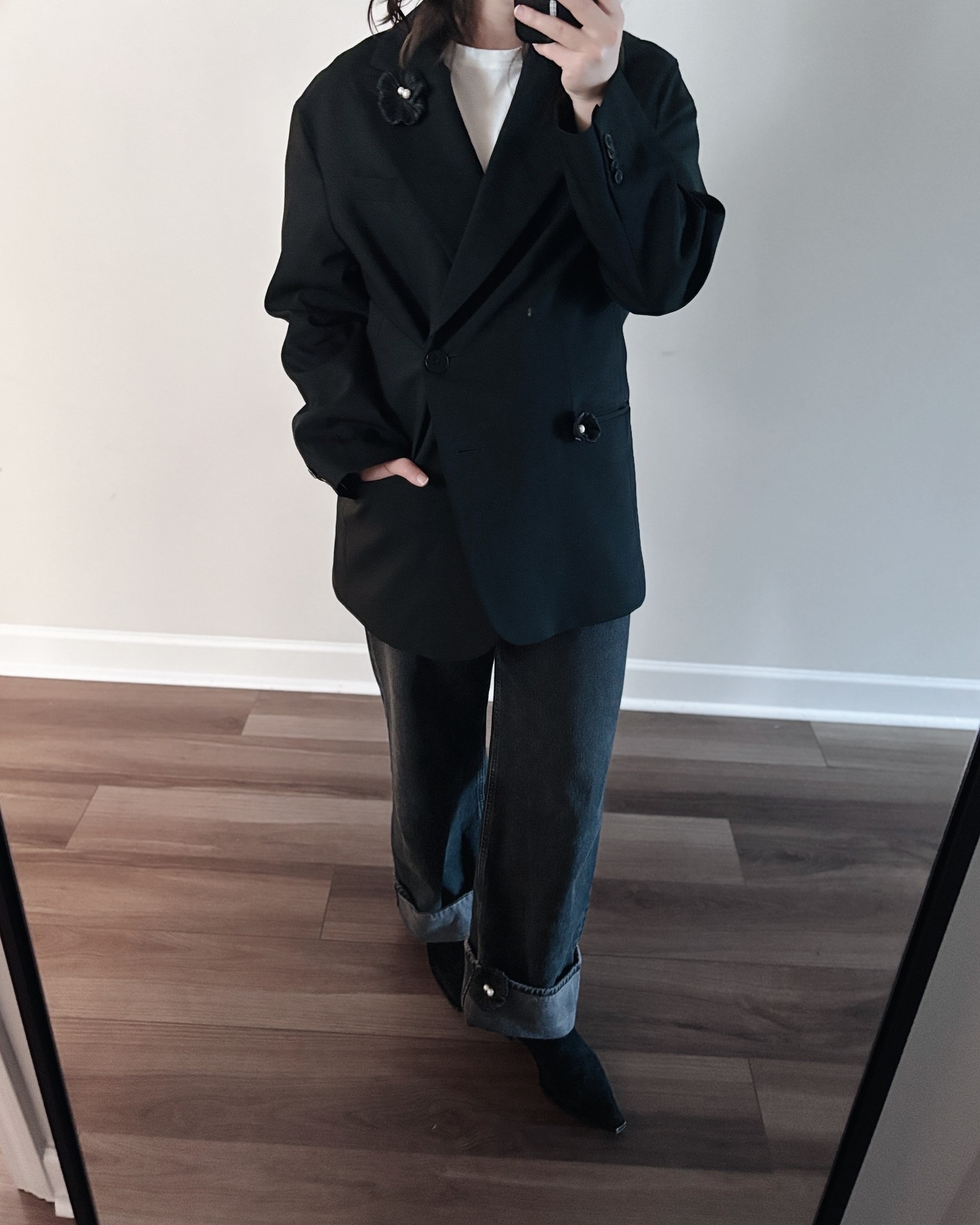 Don’t forget that you don’t have to use things for their intended purpose! These satin rosettes are actually shoe accessories from 7or9 but here I’ve added them to my blazer and the cuff of my jeans and I love how they lighten things up and add a bit of quirk 🙃