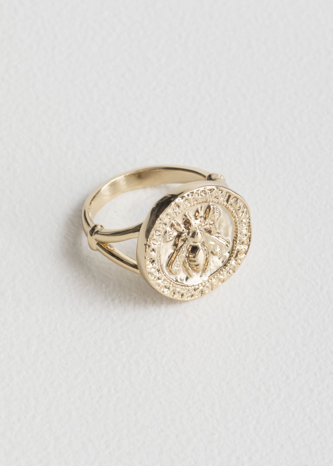 Bee Embossed Pendant Ring | & Other Stories (EU + UK)