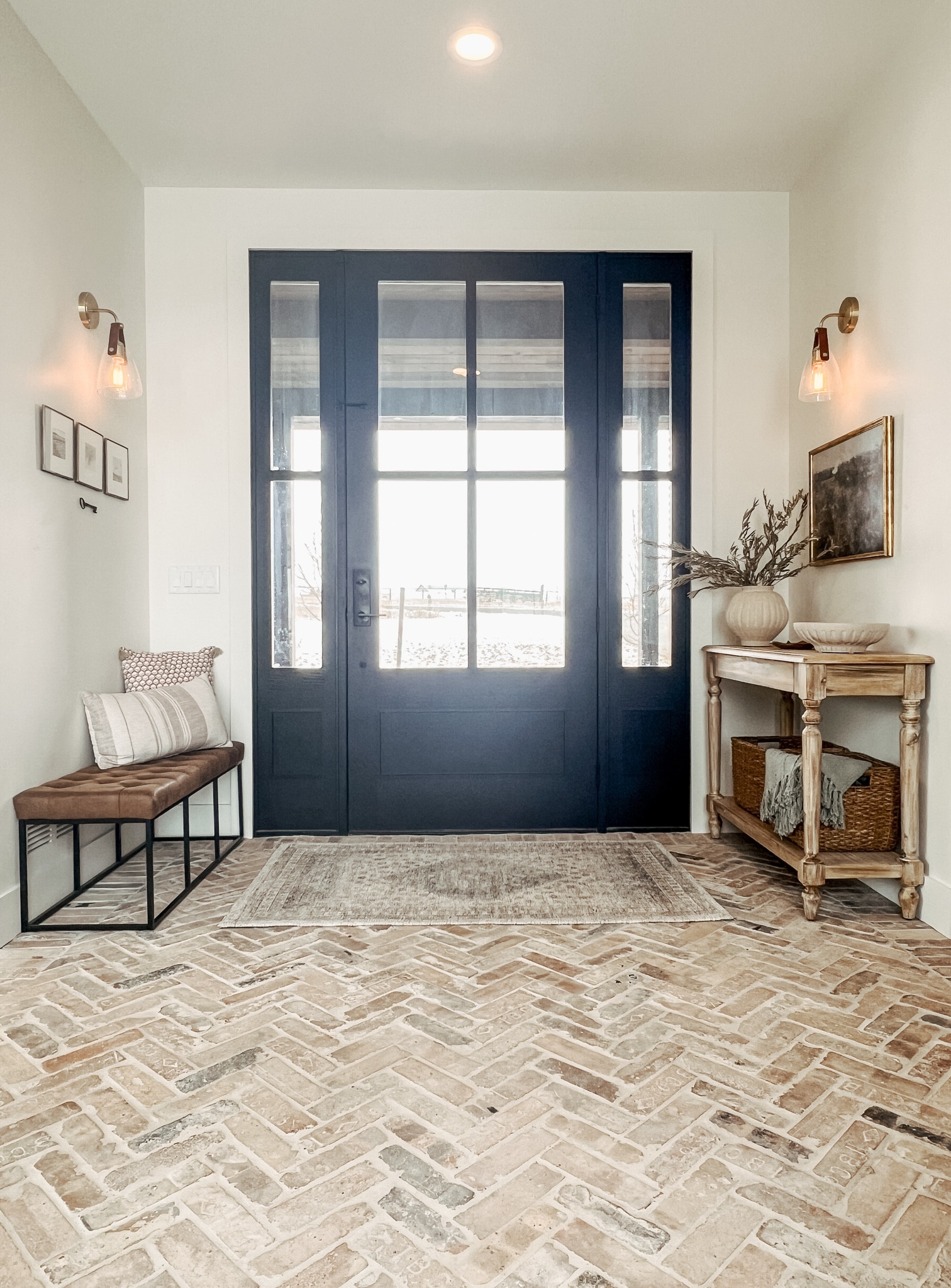 Foyer entryway styling

Entryway console
Console styling 
Table styling 
Entryway bench 
Front door 
Entryways sconces 
Glass door

#LTKHome